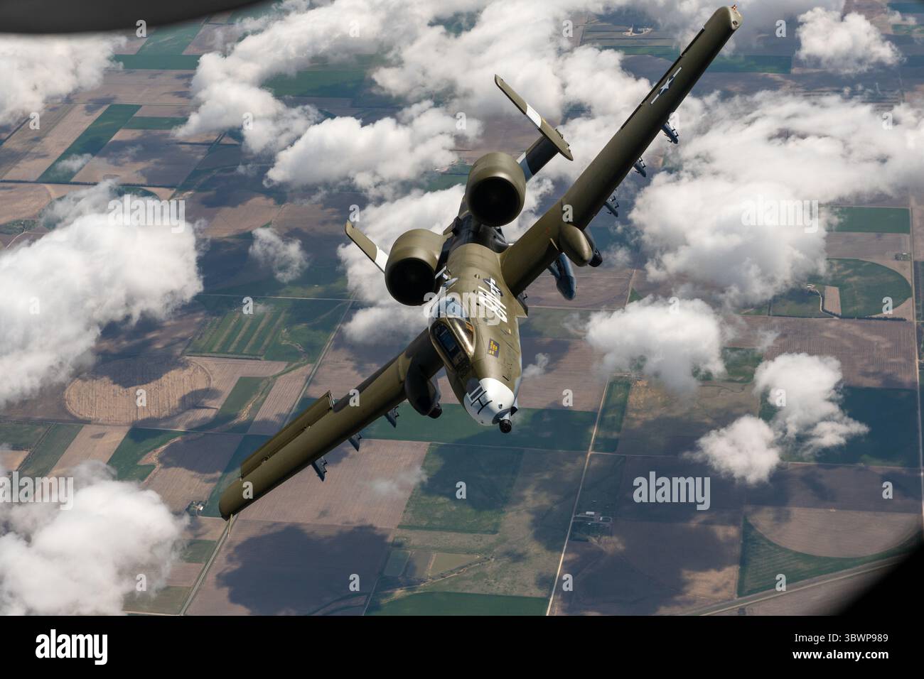 11. Mai 2021 - Sioux City, Iowa, USA - Ein Pilot mit der 190th Fighter Squadron, 124th Fighter Wing, Boise, Idaho, fliegt einen A-10 Thunderbolt II mit einem neu gemalten Anstrich aus dem Zweiten Weltkrieg von der Lackieranlage der Air National Guardâ in Sioux City, Iowa, zu seinem neuen Zuhause bei der Idaho Air National Guard, Gowen Field, Idaho, 12. Mai 2021. Das historische A-10-Flugzeug wurde zum 190. Jahrestag des 75. Jahrestages von FSâ bemalt und als Nachahmung der 1944er Version der P-47 Thunderbolt hergestellt, die im Zweiten Weltkrieg von der 405th Fighter Squadron geflogen wurde und später als 190th FS bezeichnet wurde. (ph Stockfoto