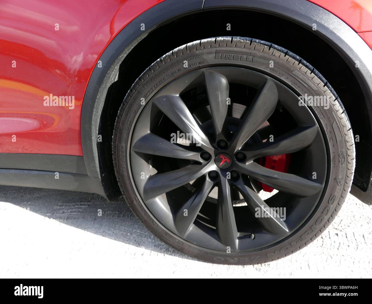 1. Juli 2021, SARASOTA, FLORIDA, USA: Tesla hat laut Angaben im zweiten Quartal 201.250 Elektrofahrzeuge geliefert, da es den weltweiten Mangel an Computerchips überwunden hat, der fast alle Automobilhersteller getroffen hat. (Bild: © John Marshall Mantel/ZUMA Wire) Stockfoto