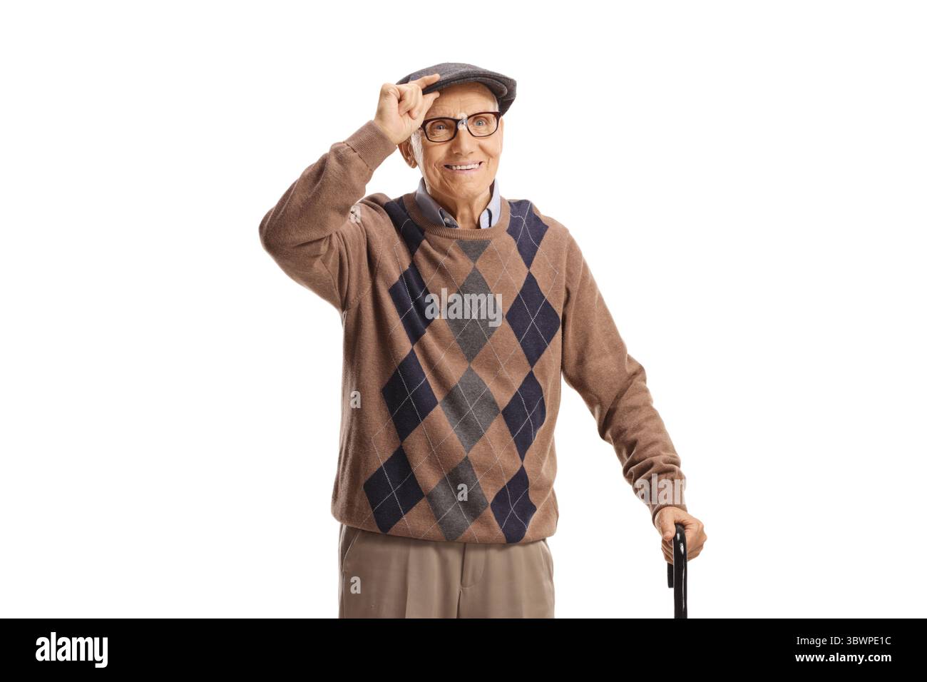 Älterer Mann, der sich auf einen Gehstock stützt und mit einem Hut auf weißem Hintergrund begrüßt Stockfoto