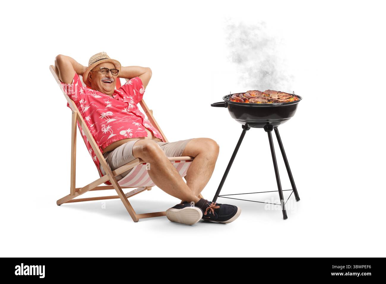 Mann sitzt auf einem Stuhl und grillt Fleisch auf einem Grill isoliert auf weißem Hintergrund Stockfoto