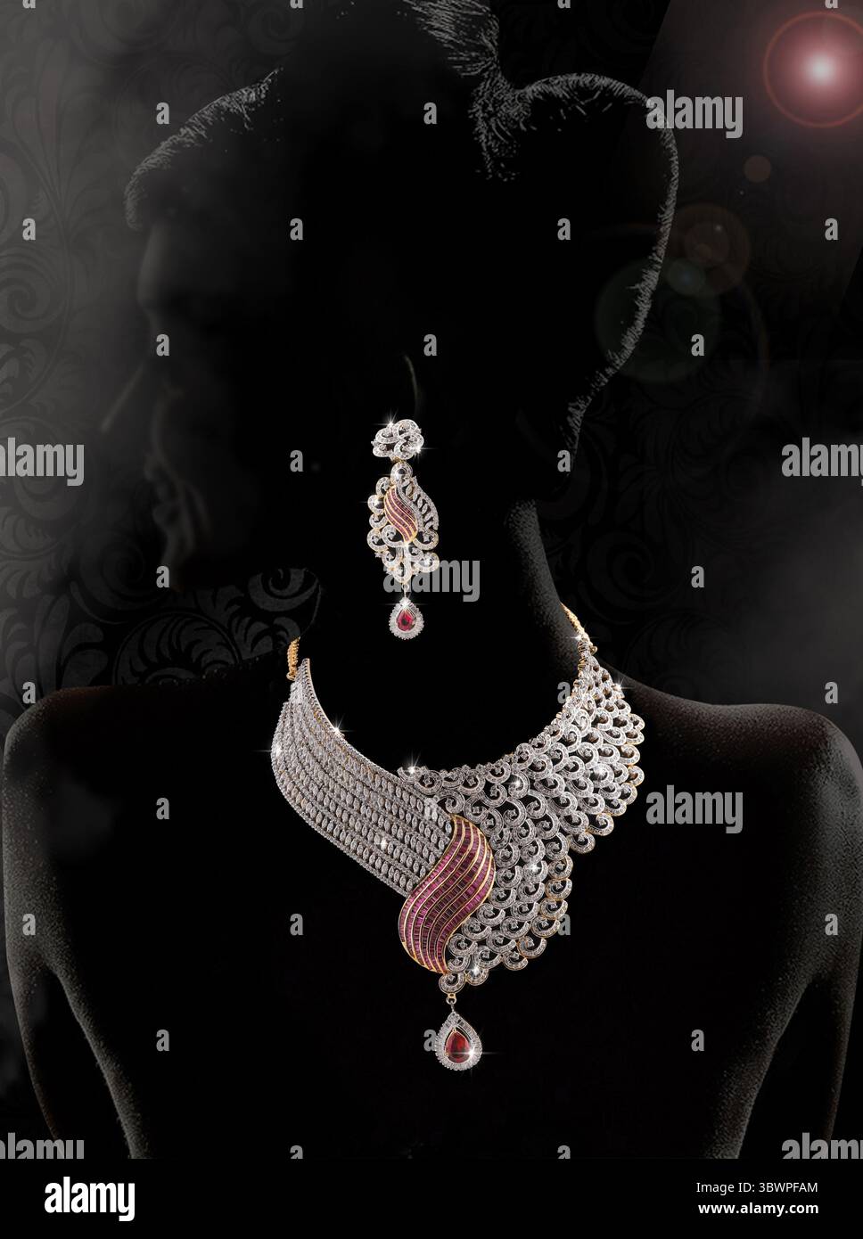 Elegante Diamantkette und Ohrringe mit Rubinakzenten und kompliziertem Design, die auf einer dunklen Silhouette für einen luxuriösen und zeitlosen Look gehalten werden. P Stockfoto