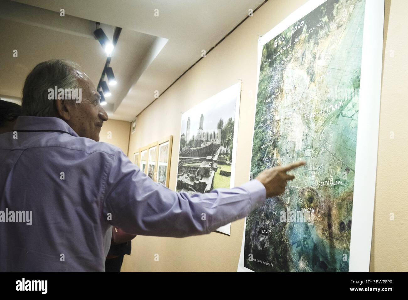 Nicht exklusiv: Eine Person nimmt an einer Führung während der Eröffnungsausstellung „Tenochtitlán“ des mexikanischen Fotografen Pablo Ortiz Monasterio im Museo Arch Teil Stockfoto