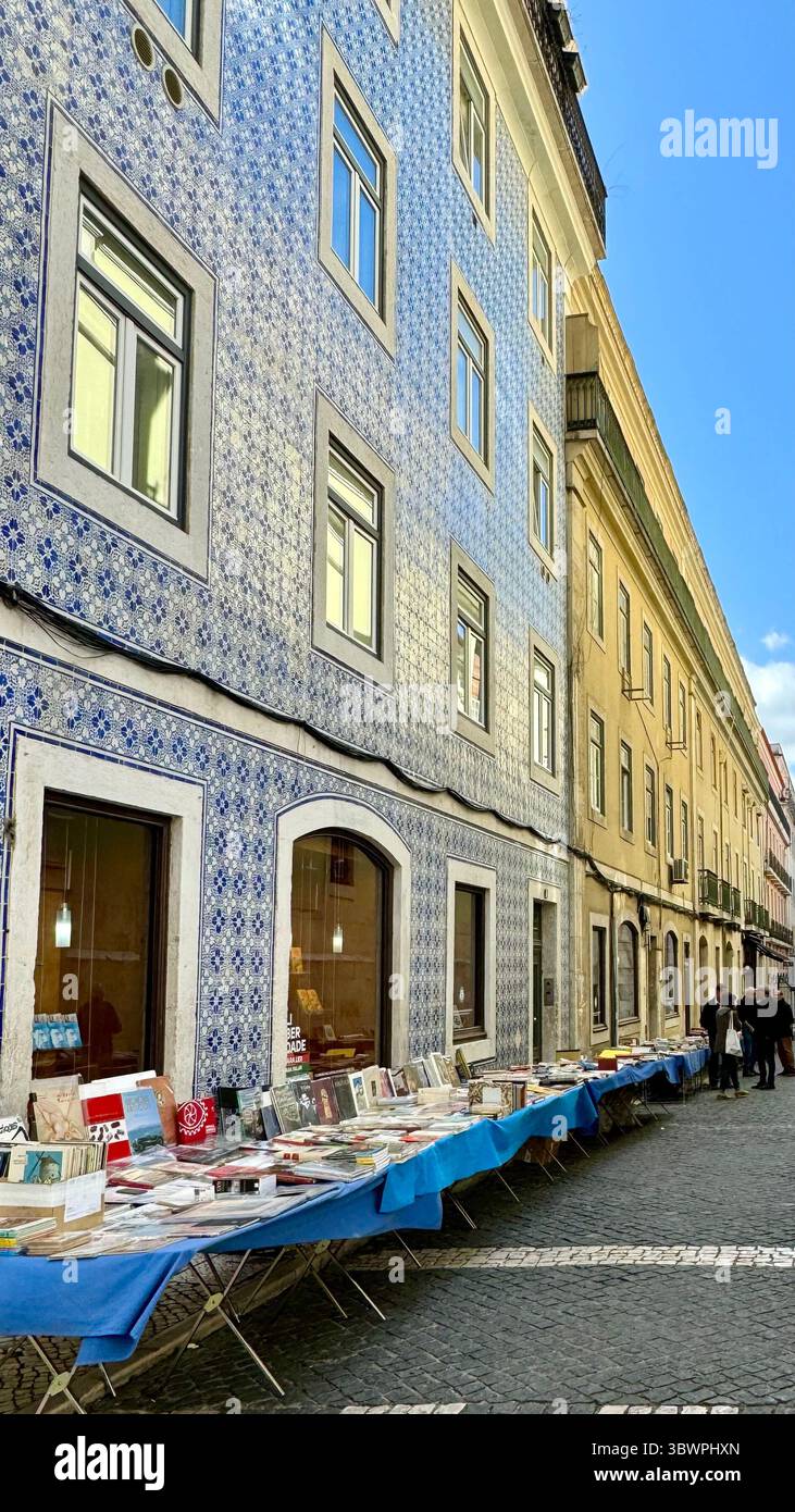 Bücher zum Verkauf auf Tischen in Lissabon, Portugal - Smartphone-aufgenommenes Stockfoto