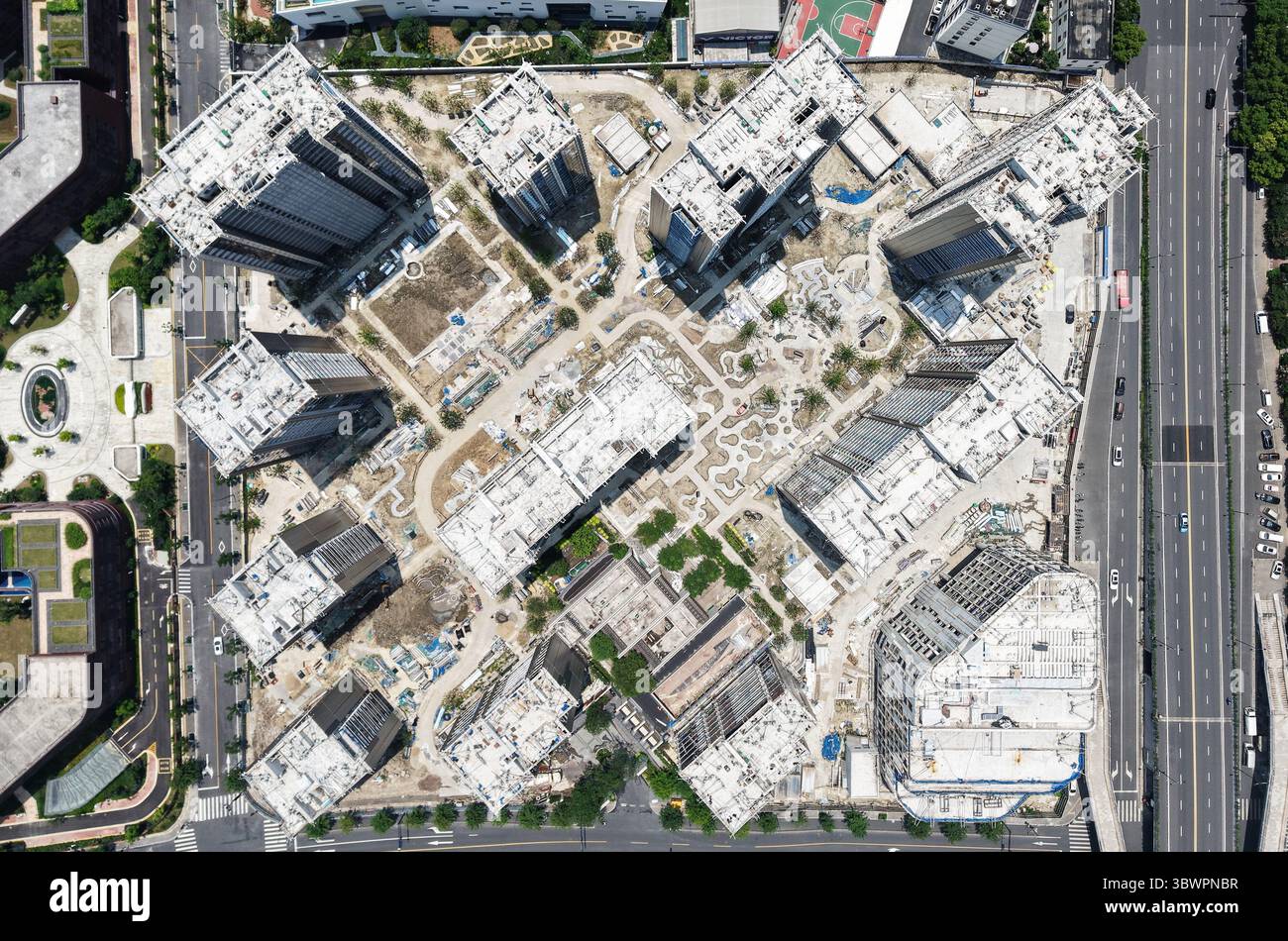 HANGZHOU, CHINA - 17. JULI 2025 - Luftaufnahme eines neuen Gemeinschaftsgrundstücks, das Vanke am 17. Juli 2025 in Hangzhou, Provinz Zhejiang, China, errichtet hat. Stockfoto