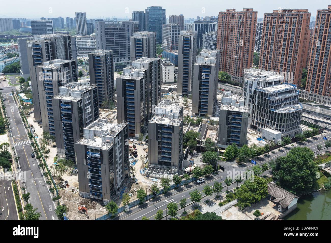 HANGZHOU, CHINA - 17. JULI 2025 - Luftaufnahme eines neuen Gemeinschaftsgrundstücks, das Vanke am 17. Juli 2025 in Hangzhou, Provinz Zhejiang, China, errichtet hat. Stockfoto