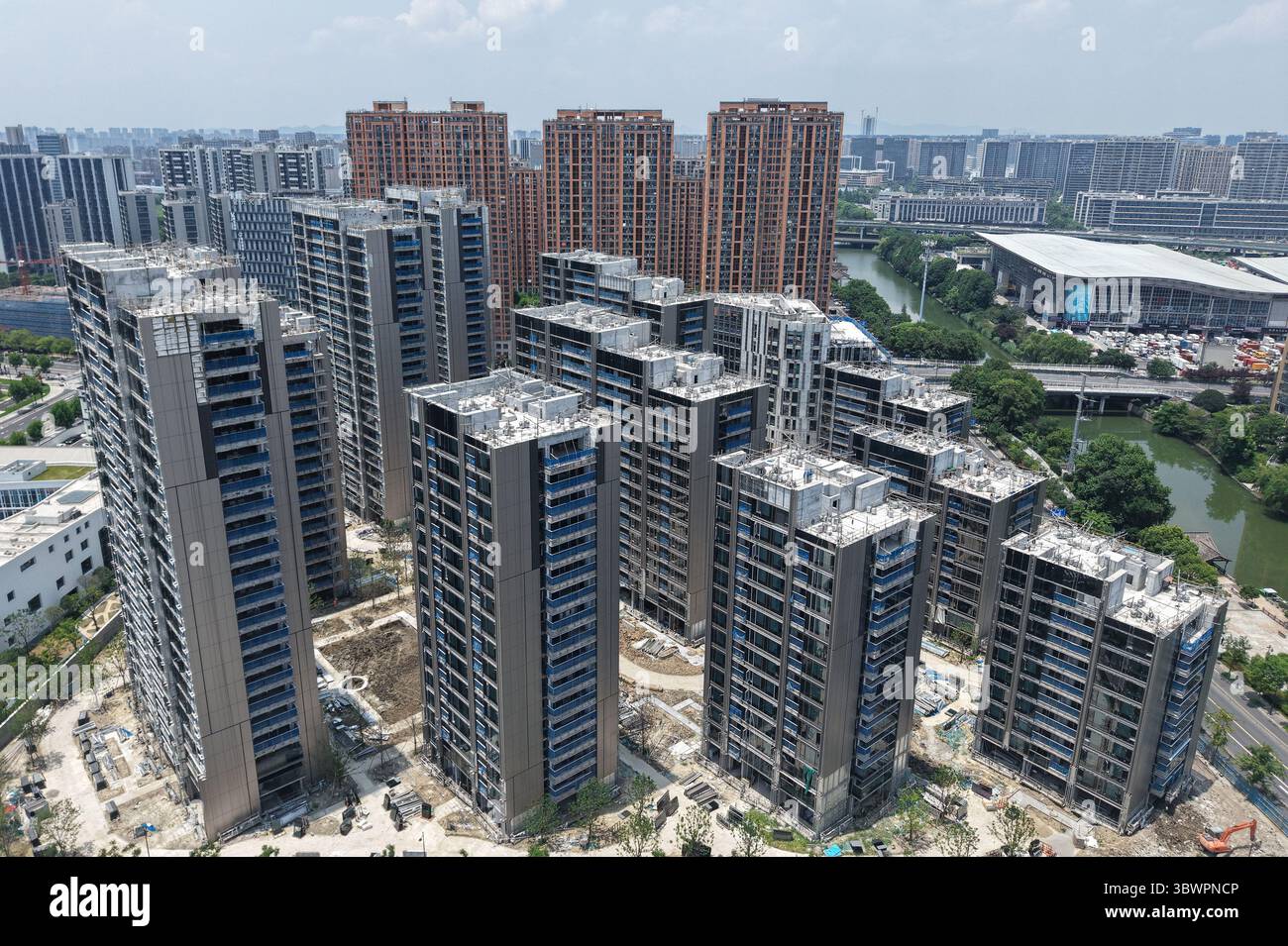 HANGZHOU, CHINA - 17. JULI 2025 - Luftaufnahme eines neuen Gemeinschaftsgrundstücks, das Vanke am 17. Juli 2025 in Hangzhou, Provinz Zhejiang, China, errichtet hat. Stockfoto