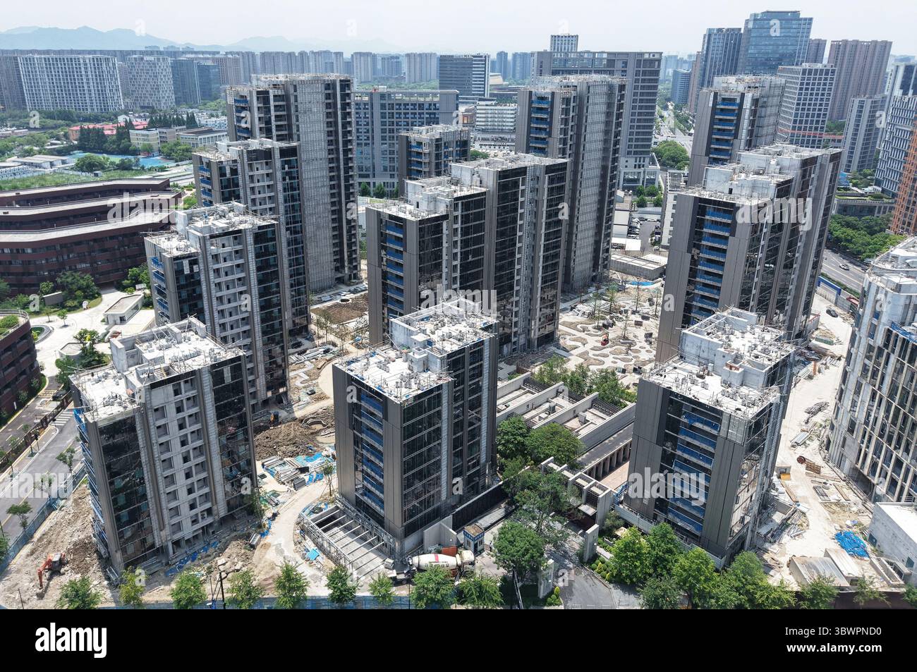HANGZHOU, CHINA - 17. JULI 2025 - Luftaufnahme eines neuen Gemeinschaftsgrundstücks, das Vanke am 17. Juli 2025 in Hangzhou, Provinz Zhejiang, China, errichtet hat. Stockfoto