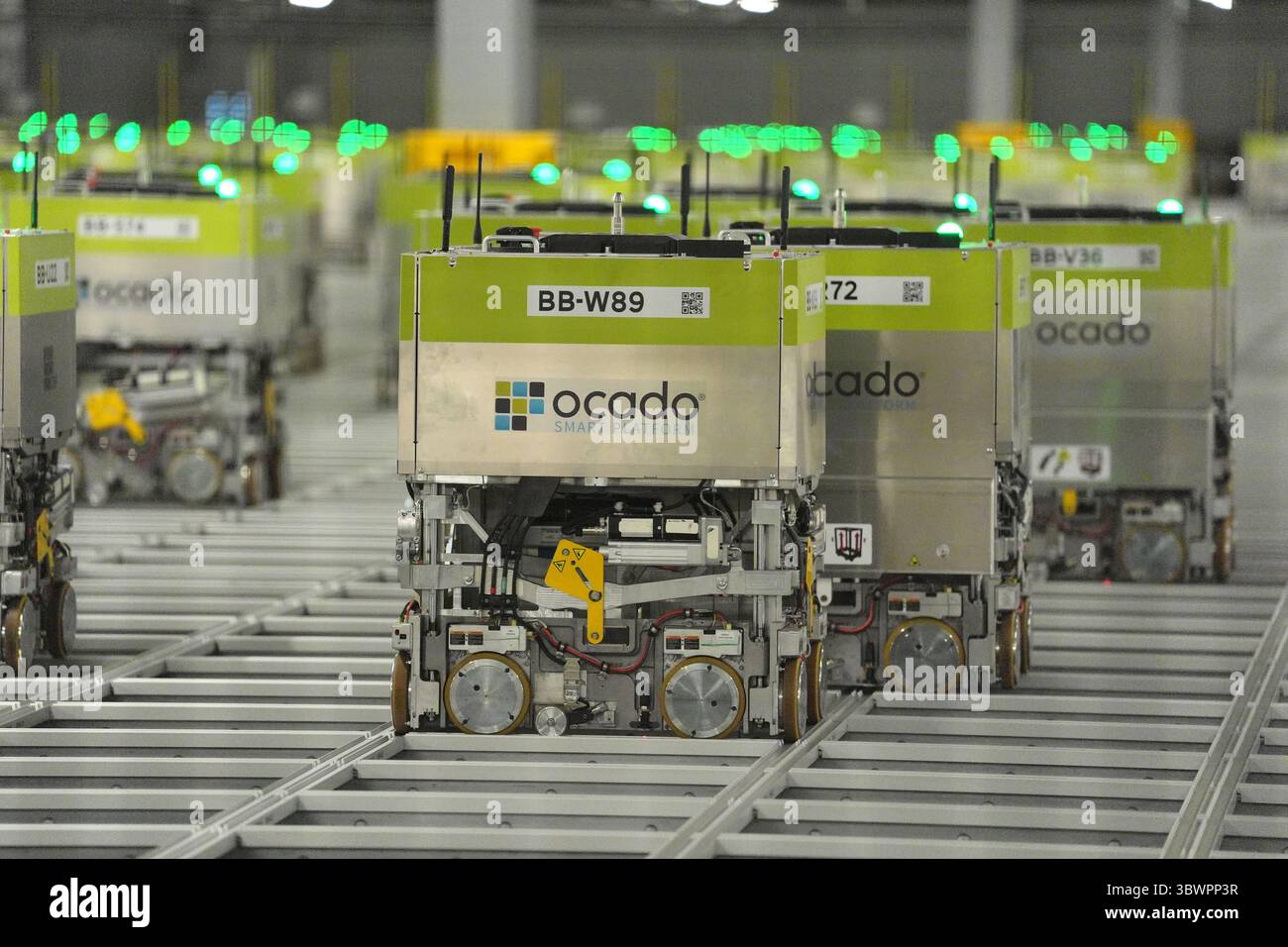 Aktenfoto vom 7/2024 der automatischen Kommissioniermaschinen im Ocado-Vertriebslager in Luton, Bedfordshire. Ocado hieß im letzten Halbjahr einen „starken“ Handel, da die Verkäufe aufgrund des Fortschritts in seinem Technologiebereich sprunghaft stiegen und eine steigende Nachfrage von britischen Käufern gemeldet wurde. Der Online-Einzelhandelsspezialist erzielte ebenfalls einen Gewinn, als er durch sein Joint Venture mit Marks & Spencer profitierte. Ausgabedatum: Donnerstag, 17. Juli 2025. Stockfoto