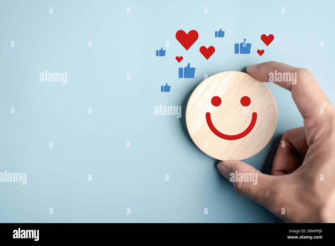 Glückliches Lächeln Gesicht mit Herz und wie, mentale Gesundheit Erholung, emotionales Wohlbefinden, Kunde Stockfoto