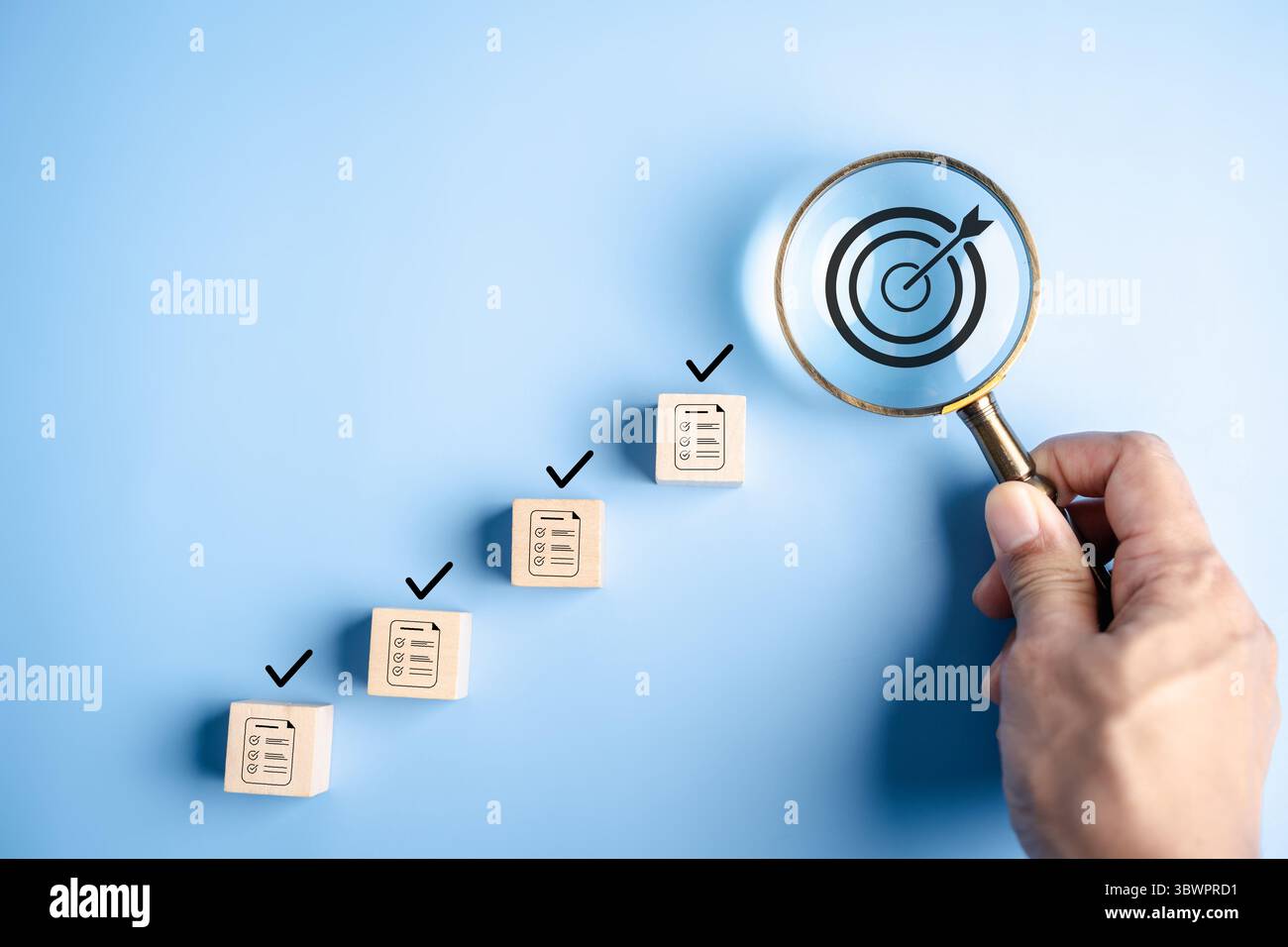 Online-Umfrage und digitale Form der Zieldatenerfassung, Feedback-Analyse, Fortschritt der Checkliste und Bewertung für eine zielgerichtete Entscheidung im Unternehmen. Stockfoto