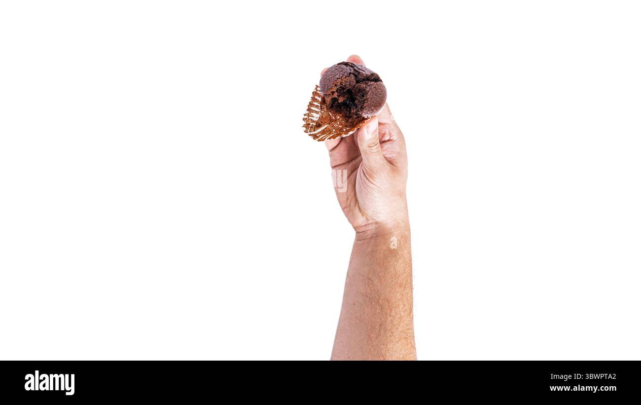 Schokoladen-Cupcakes mit Kirschmarmelade isoliert auf weißem Hintergrund. Schokoladenmuffin in der Hand. Stockfoto