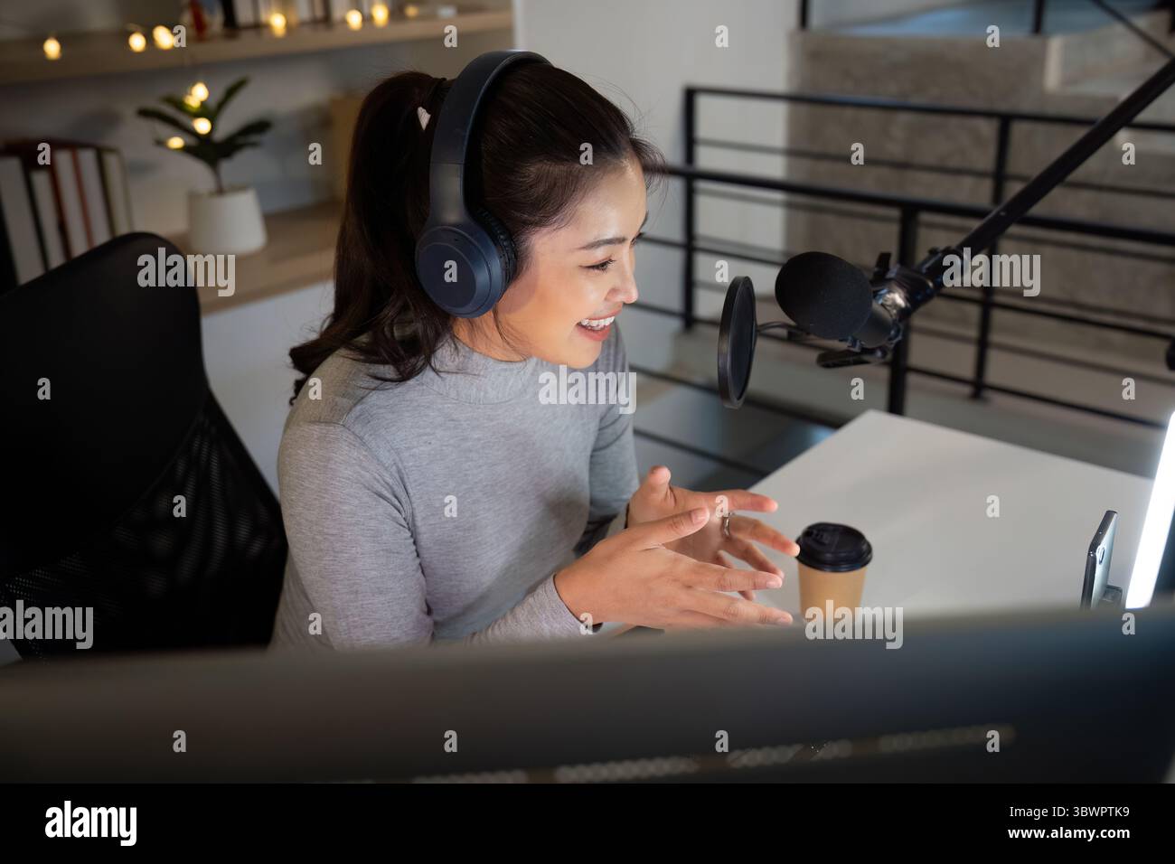 Podcast hostet spannende Inhalte mit Begeisterung auf Stockfoto