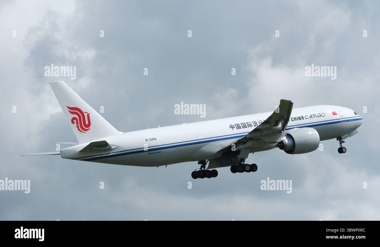 Air China Cargo Boeing 777F Frachtflugzeug startete vom Flughafen Prestwick Schottland im Juli 2025 mit der Eintragung B-225A Stockfoto