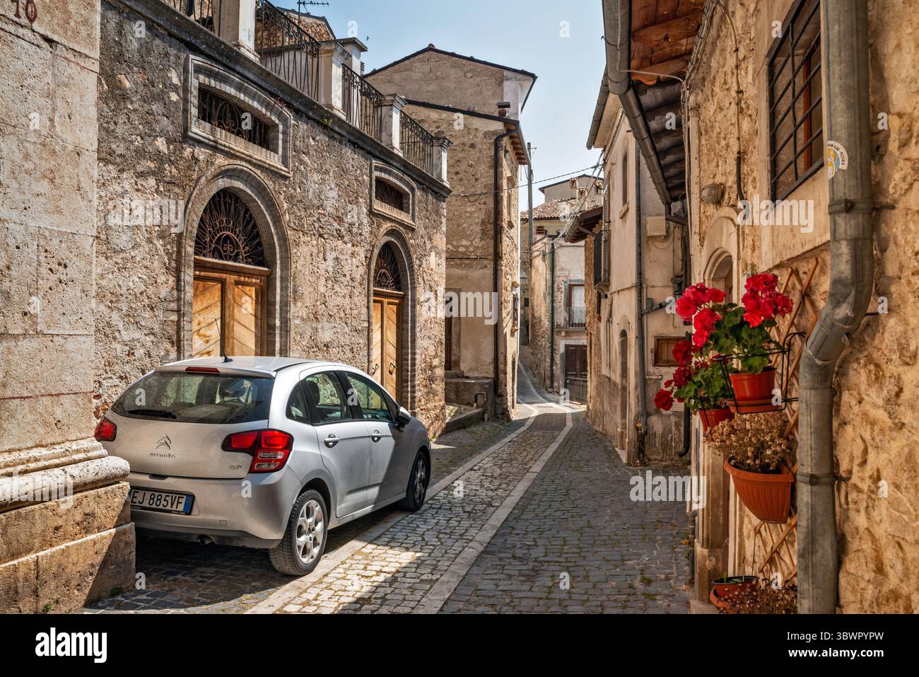Via di Mezzo la Terra, Hauptallee im Dorf Calascio, Nationalpark Gran Sasso und Monti della Laga, Zentralapennin, Region Abruzzen, Italien Stockfoto