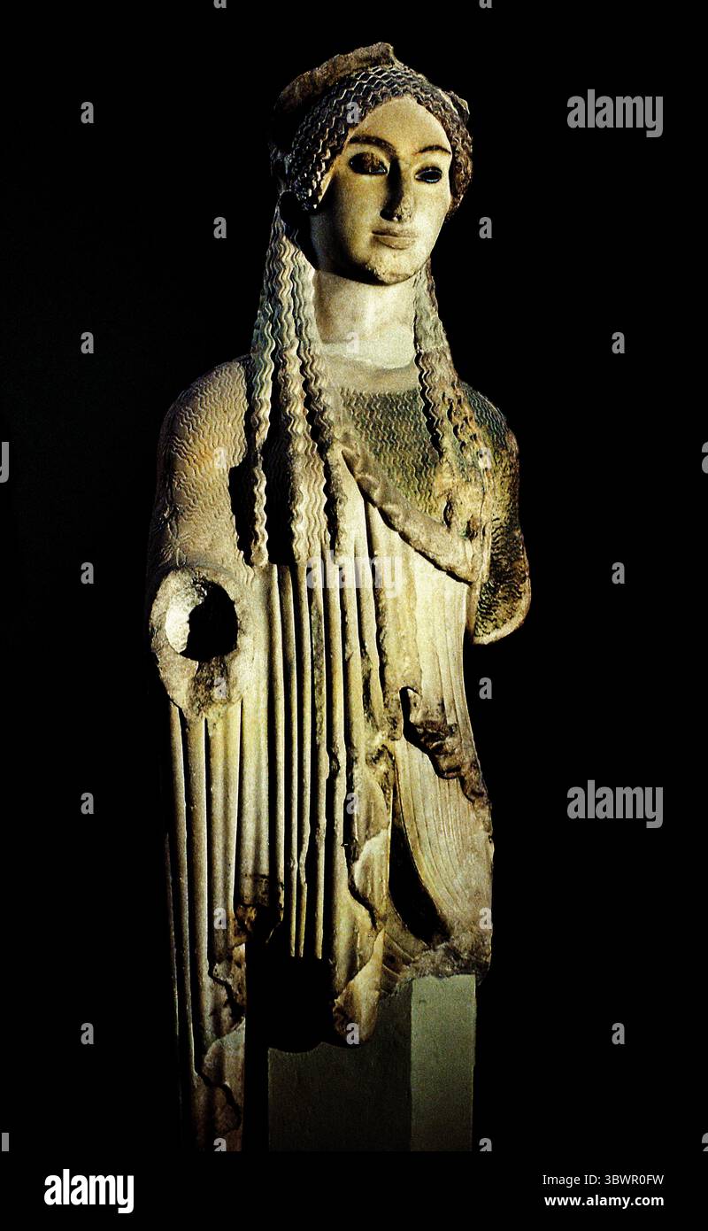 Statue eines Kore 480 v. Chr.? Griechisches Museum. (Kore ist der moderne Begriff für eine Art freistehender griechischer Skulptur aus der archaischen Zeit, die weibliche Figuren zeigt, die immer jung sind.) Stockfoto