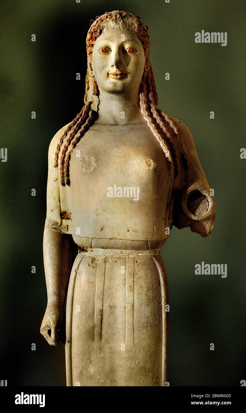 Statue eines Kore.480 v. Chr. das 'Peplos Kore', griechisches Museum. (Kore ist der moderne Begriff für eine Art freistehender griechischer Skulptur aus der archaischen Zeit, die weibliche Figuren zeigt, die immer jung sind.) Stockfoto