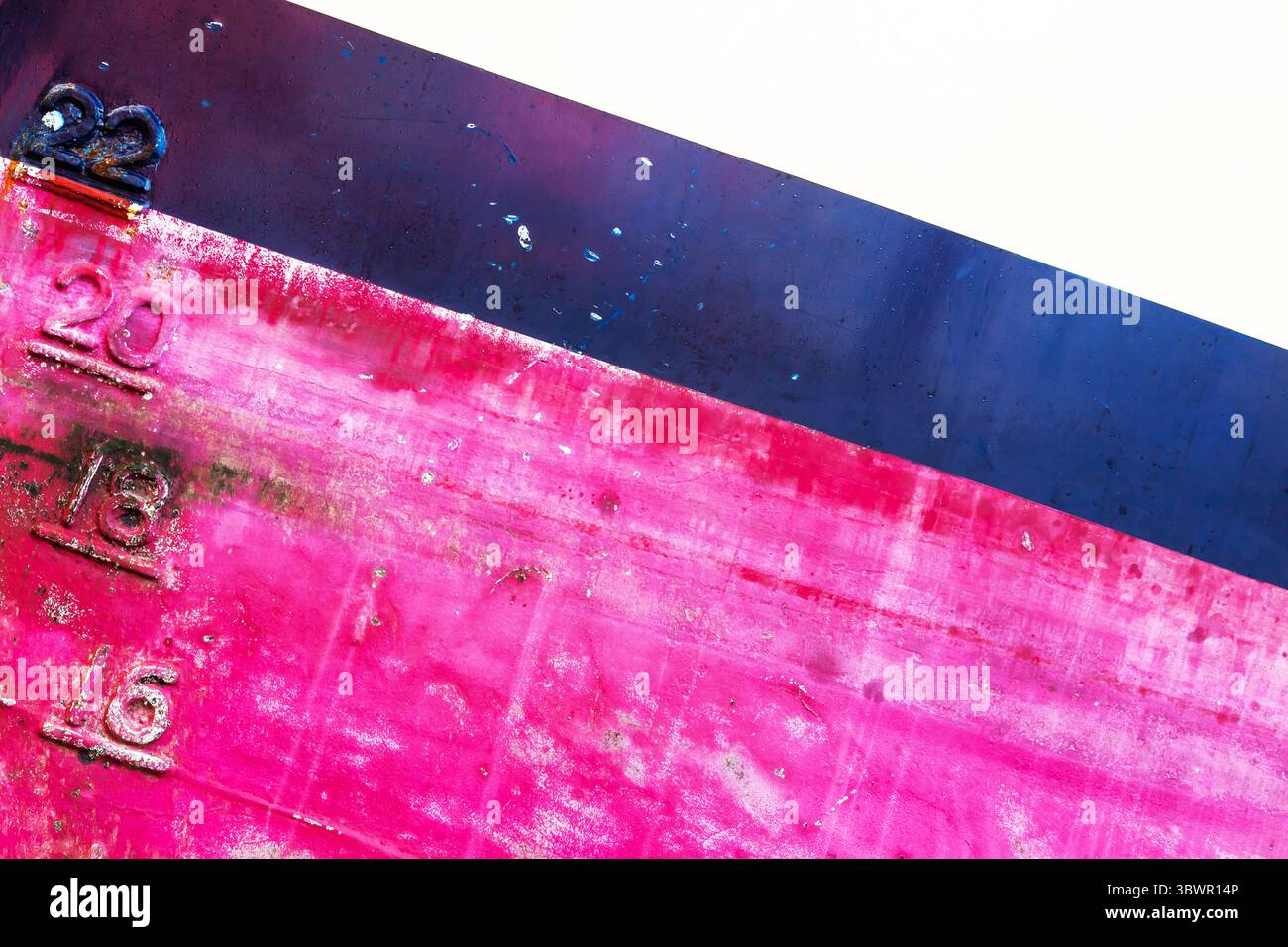 Teil des Rumpfes mit Wasserlinie und Frachtzeichen, Nahaufnahme. Stockfoto