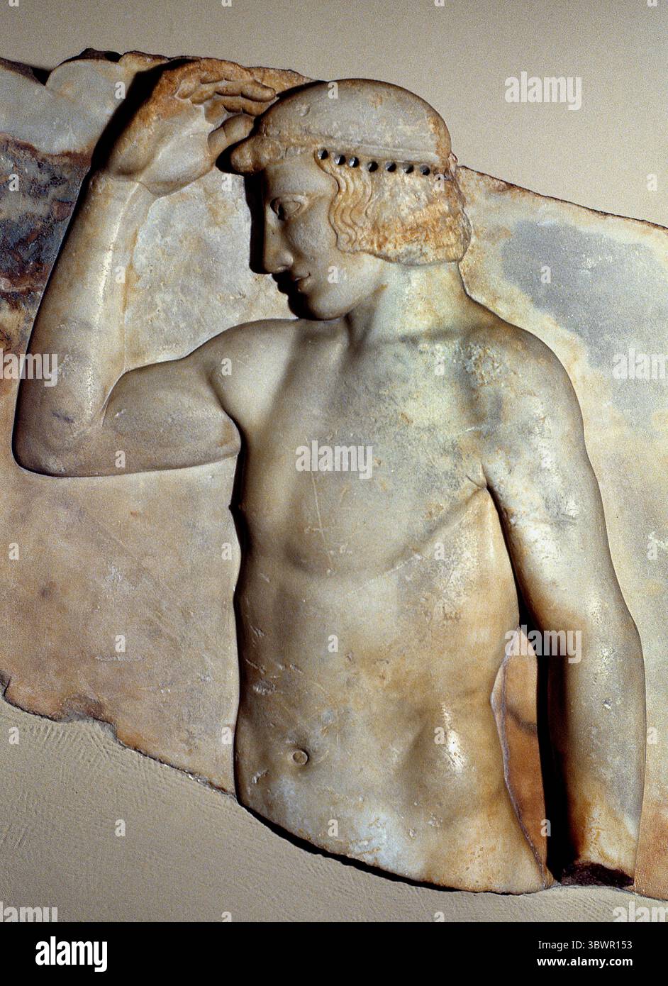 Votivrelief gefunden im Tempel von Athena Sounion 460 v. Chr. Griechenland Griechisches Museum Athen, Griechisches Museum. (Dieses Votivrelief aus Marmor wurde in Sounion gefunden, in der Nähe des Tempels von Athena. Er repräsentiert einen sich selbst krönenden Athleten und wurde wahrscheinlich von einem sieger in lokalen Spielen engagiert. Sein Kranz war aus Metall und wurde an den gebohrten Löchern befestigt, die um den Kopf herum sichtbar sind. Es wurde um 460 v. Chr. hergestellt.) Stockfoto