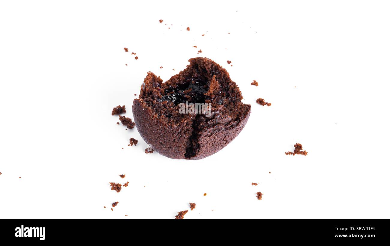 Schokoladen-Cupcakes mit Kirschmarmelade isoliert auf weißem Hintergrund. Schokoladenmuffin. Stockfoto