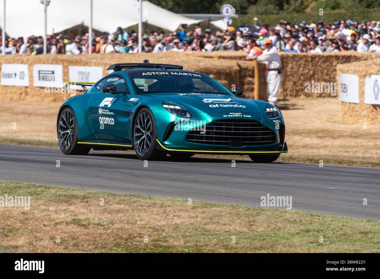 Aston Martin Vantage F1 Safety Car fährt beim Motorsport-Event Goodwood Festival of Speed 2025 auf der Bergstrecke Stockfoto