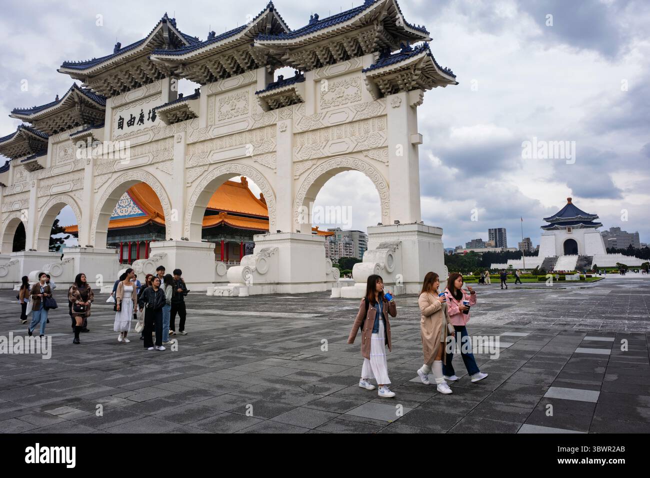 Teenager, die am Liberty Square Arch, Liberty Square, Taipei, Taiwan vorbeilaufen Stockfoto