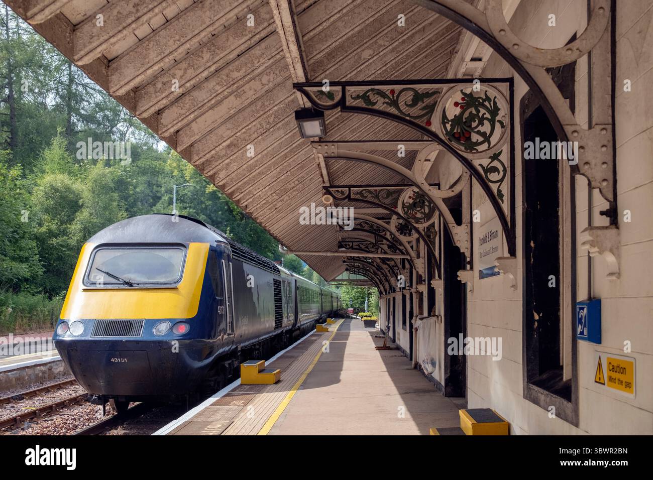 Lokomotive der Baureihe 43 (43131) in Dunkeld & Birnam Station, Perthshire, Schottland – Teil der ScotRail HST Flotte auf der Highland Main Line. Stockfoto