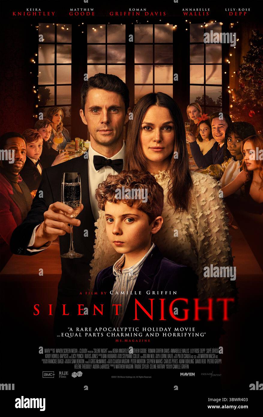 Stille Nacht (2021) von Camille Griffin mit Keira Knightley, Matthew Goode und Roman Griffin Davis. Kurz vor einer bevorstehenden Apokalypse versammelt sich eine Gruppe von Freunden zu einem letzten Weihnachtsessen, um Angst hinter erzwungenem Beifall in diesem düsteren komödiantischen Drama zu verbergen. Foto eines Original-Posters aus dem Jahr 2021 (USA), das NUR FÜR REDAKTIONELLE ZWECKE VERWENDET WIRD. Quelle: BFA/RLJE Films Stockfoto