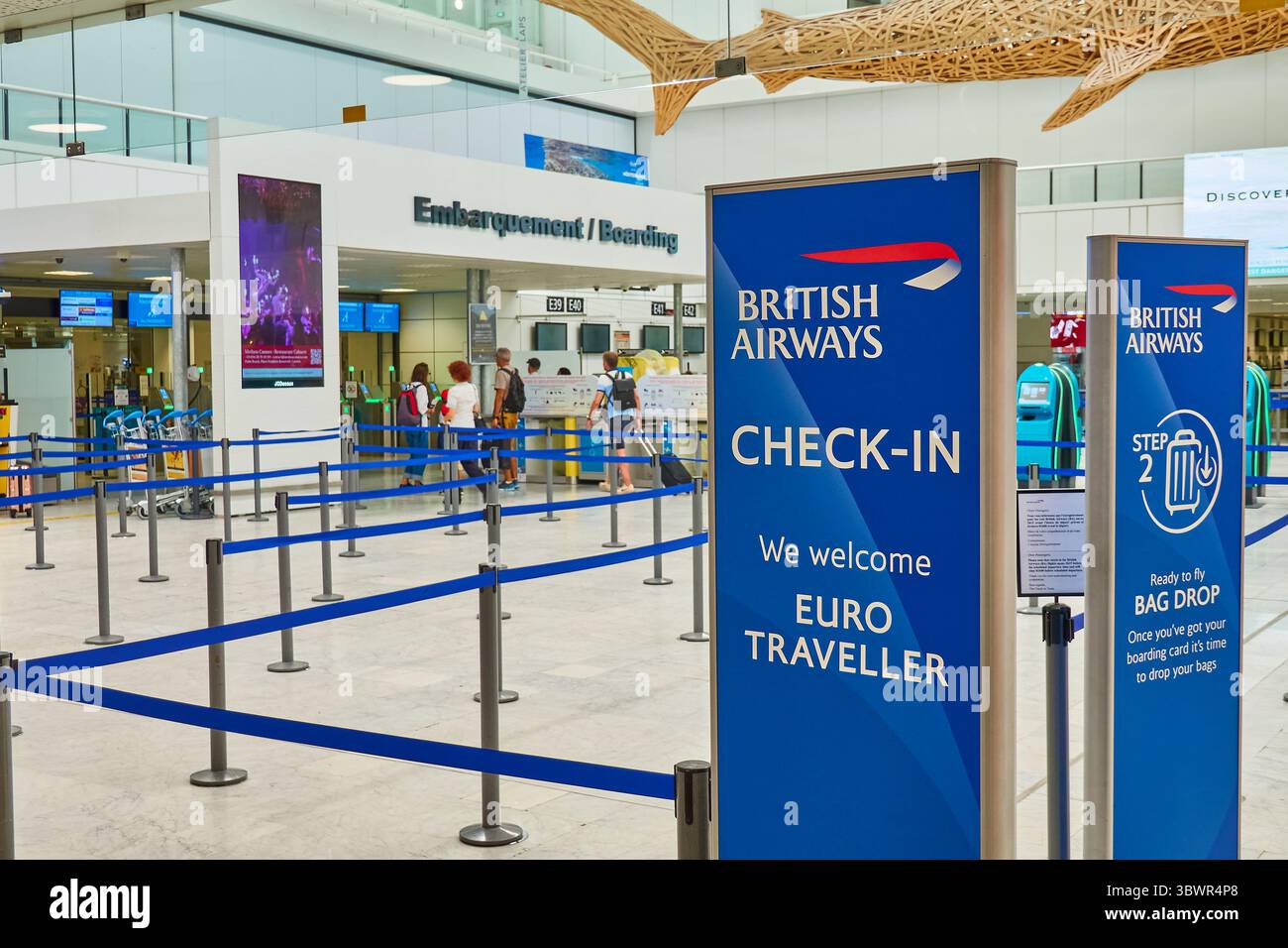 Gepäckabgabebereich am Flughafen mit Schildern von British Airways und Check-in-Automaten Stockfoto Gepäckabgabebereich am Flughafen mit Schildern von British Airways und Check-in-Automaten Stockfoto