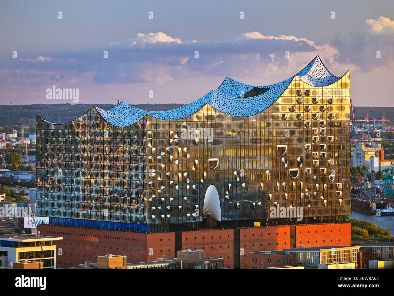 Blick auf die Elbphilharmonie vom St. Nikolai-Denkmal im Abendlicht, Deutschland, Hamburg Stockfoto
