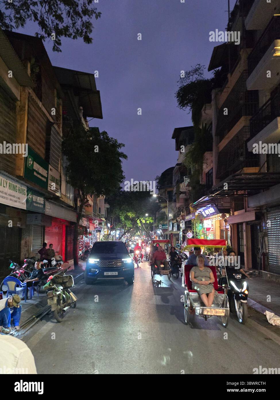 Hanoi, Vietnam - 10. Oktober 2024: Hinterstraße der Altstadt von Hanoi, Vietnam. Stockfoto