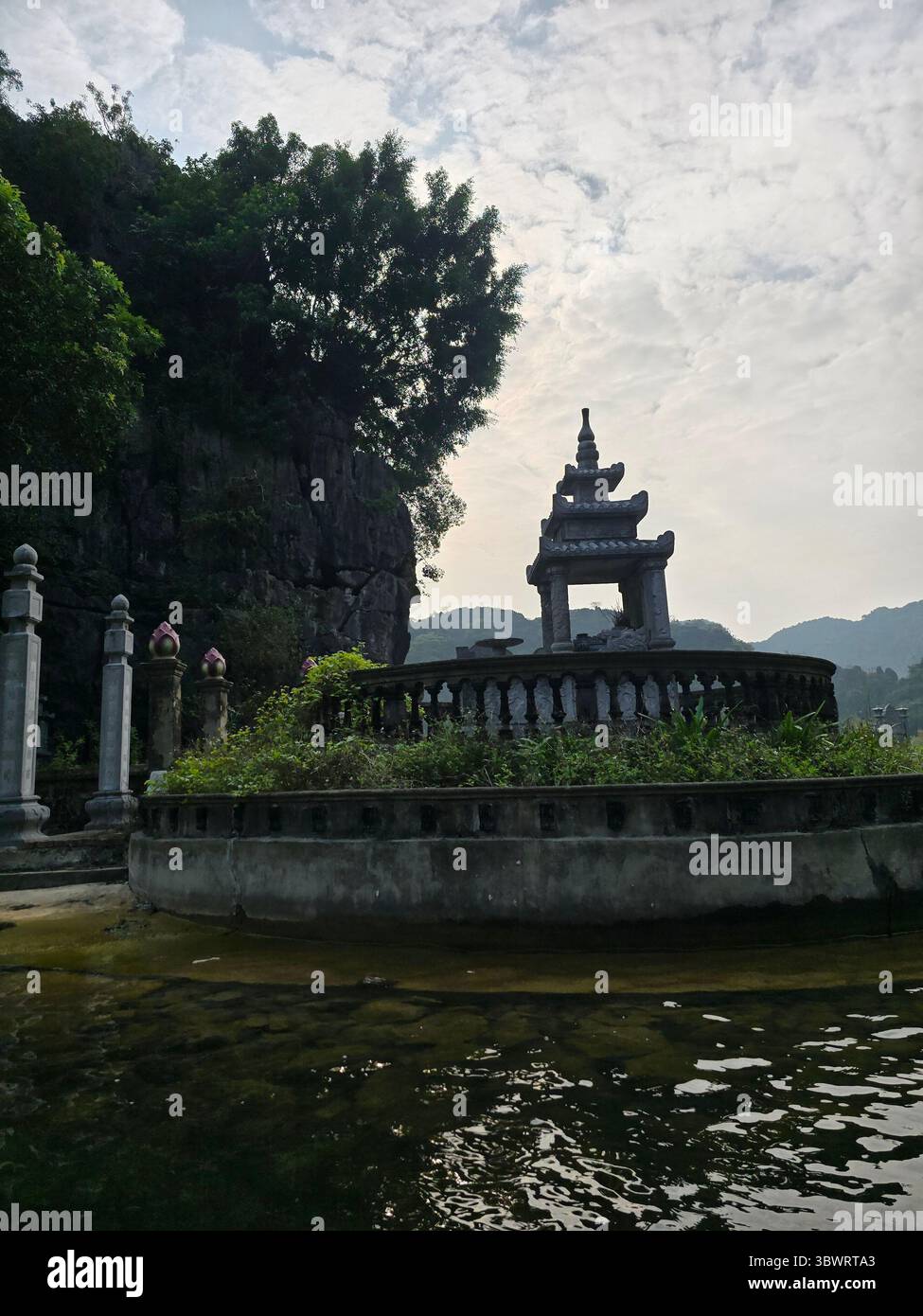 Ninh Binh, Vietnam - Touristen treiben mit dem Boot auf dem Fluss des Tam Coc National Park Sightseeing Tour zu Grotten. Trang An, Ninh Binh, Vietnam Stockfoto