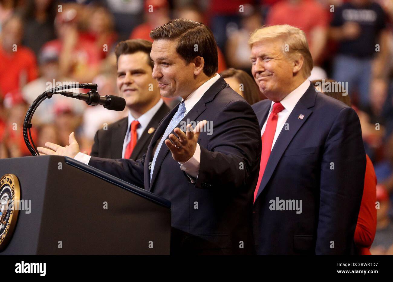 6. Juli 2021: Präsident Donald Trump wird am 26. November 2019 im BB&T Center in Sunrise, Florida, von Gouverneur Ron DeSantis und dem Kongressabgeordneten Matt Gaetz auf dem Podium begrüßt. (Abbildung: © Mike Stocker/TNS via ZUMA Wire/TNS via ZUMA Wire) Stockfoto