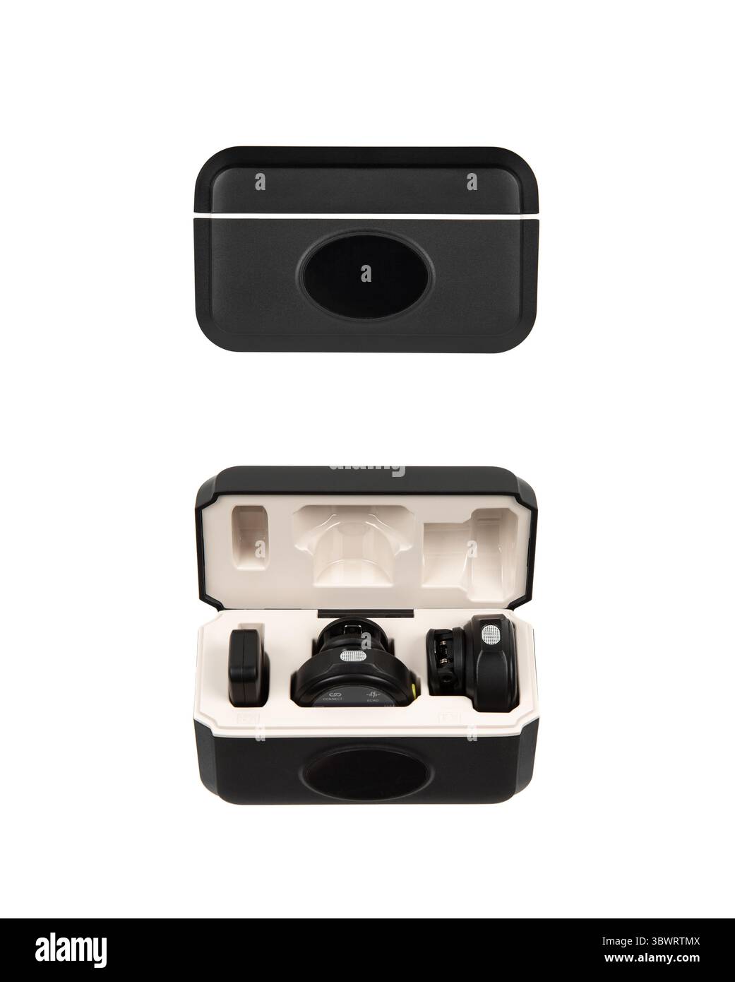 Drahtloses Lavalier-Mikrofon-Set mit USB-C-Empfänger und zwei Sendern in einer Ladetasche. Stockfoto