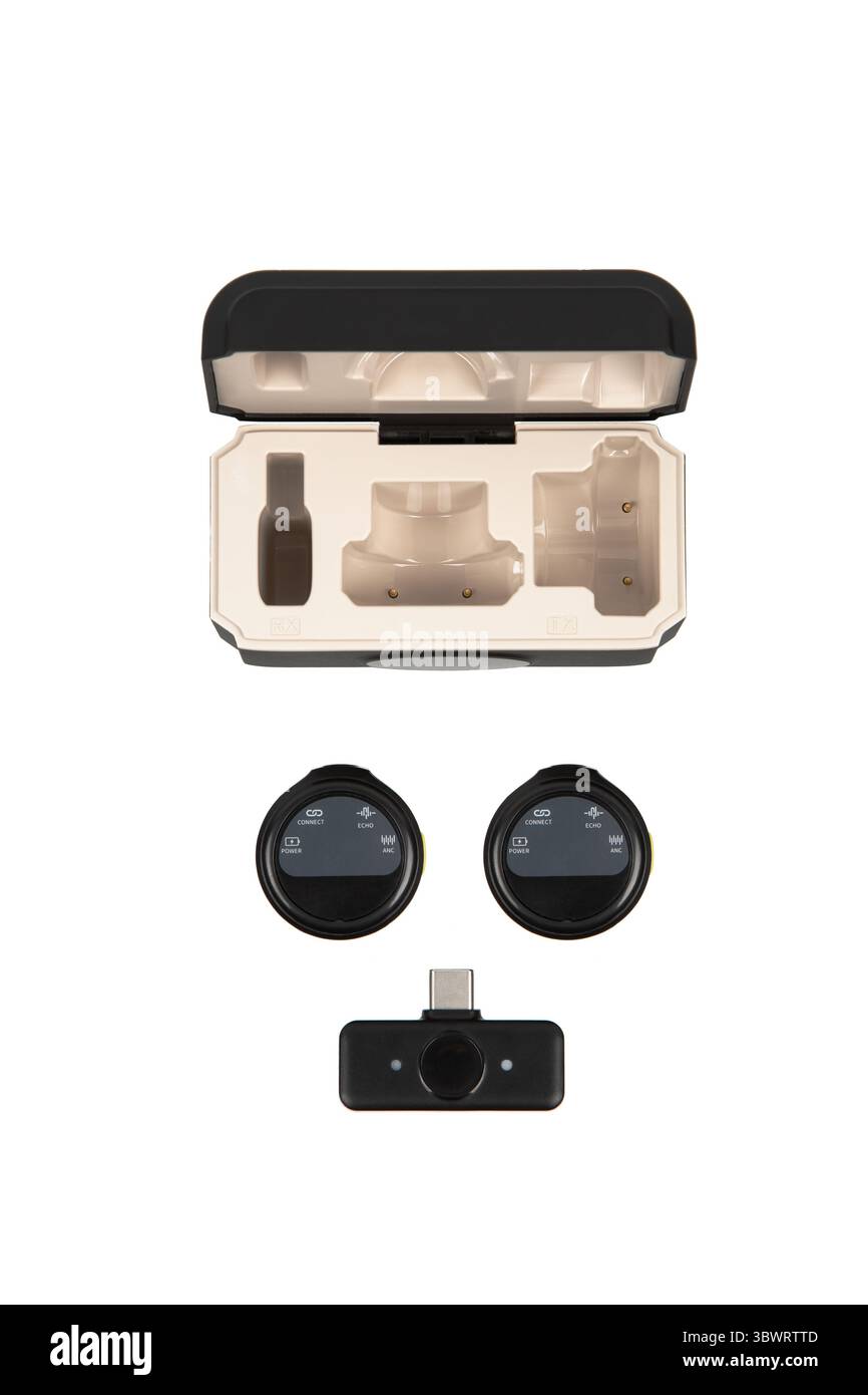 Drahtloses Lavalier-Mikrofon-Set mit USB-C-Empfänger und zwei Sendern in einer Ladetasche. Stockfoto