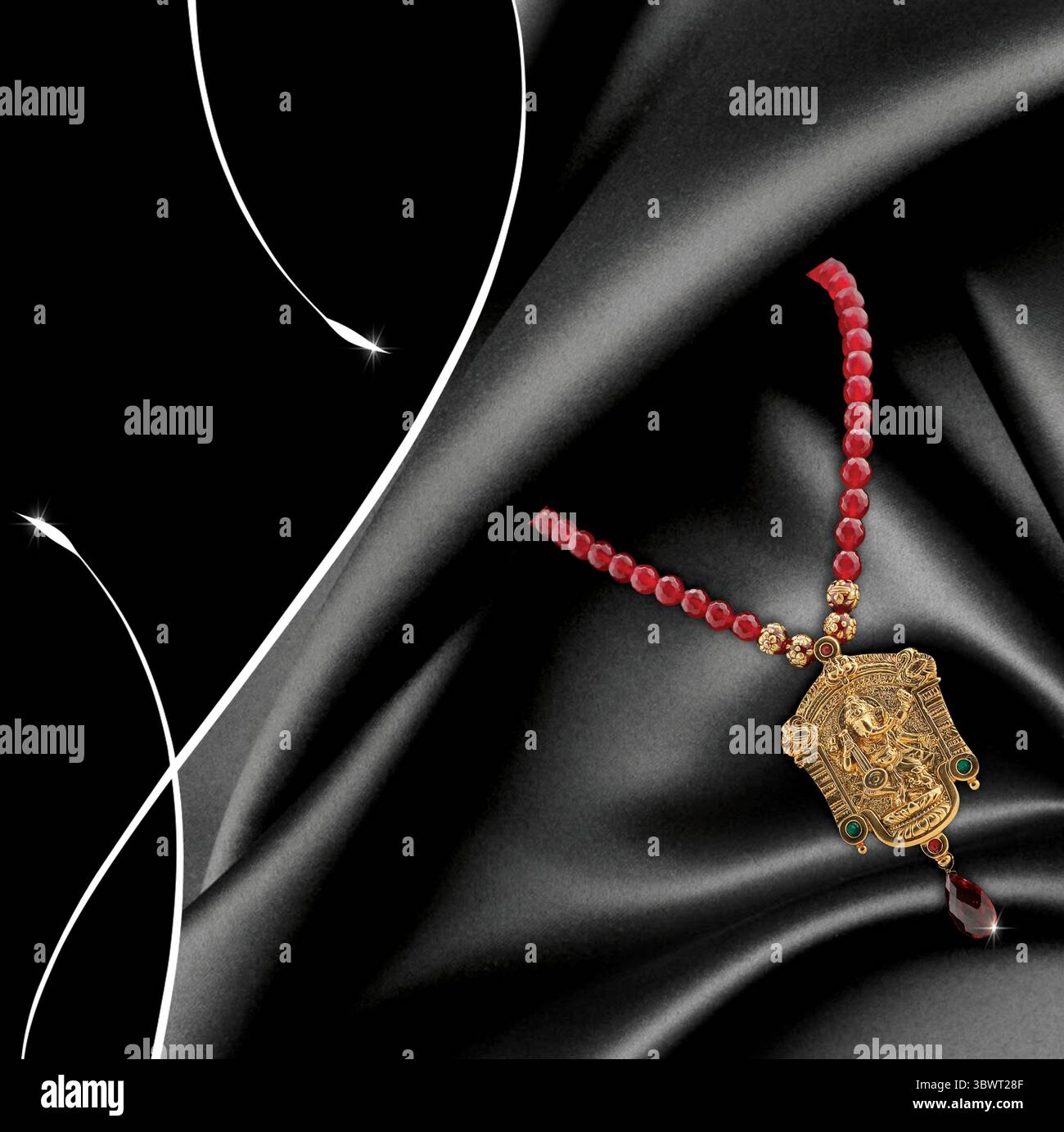 Eine atemberaubende traditionelle goldene Halskette mit roten Perlen und einem detaillierten Anhänger der Göttin ganesh, der Göttlichkeit und Anmut symbolisiert. Ideal für festliche, Braut-, Stockfoto