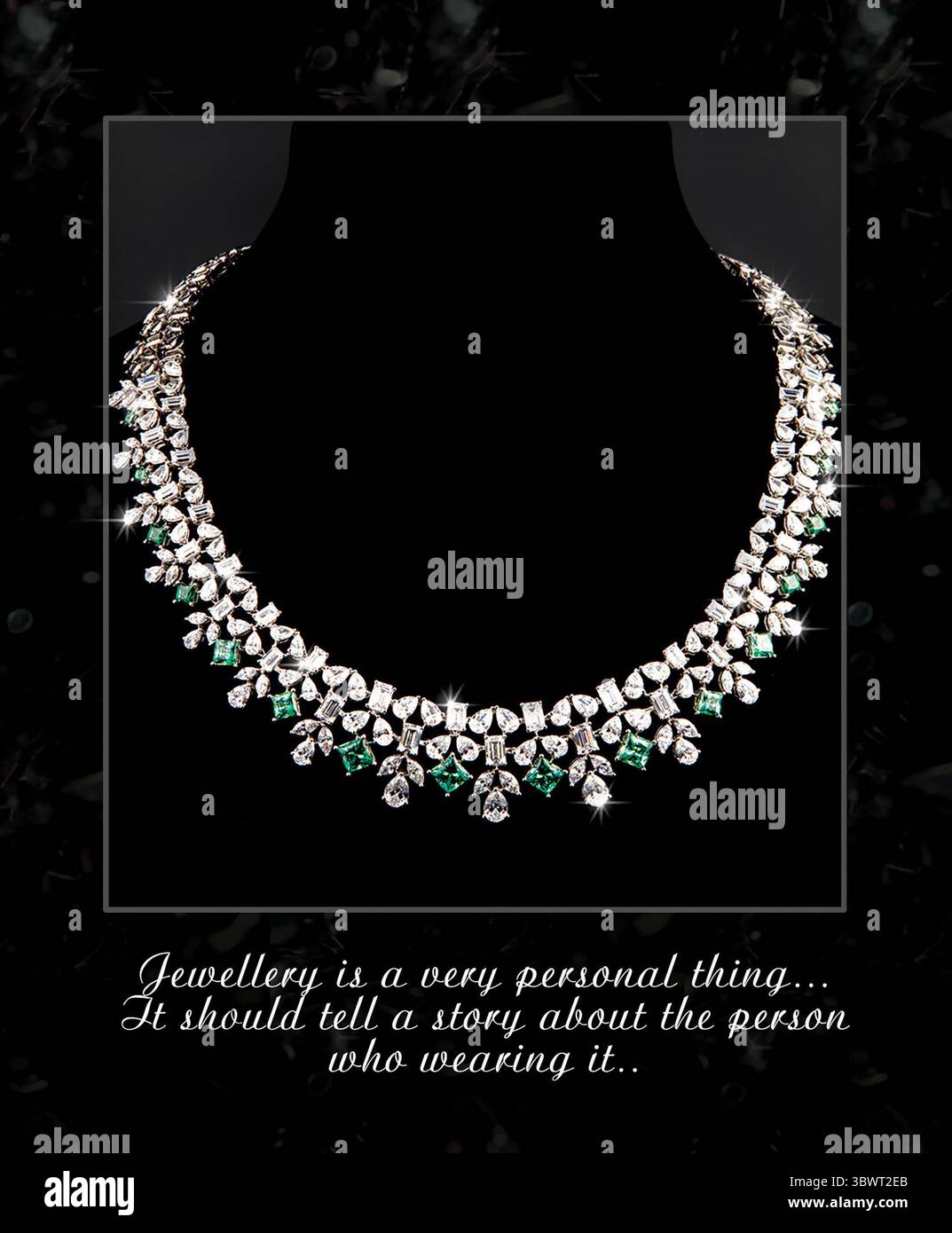 Elegante Halskette mit Diamanten und Smaragd in aufwändiger Handwerkskunst, perfekt für Hochzeiten oder Luxusveranstaltungen. Ein zeitloses Stück, das Anmut und sophist verleiht Stockfoto