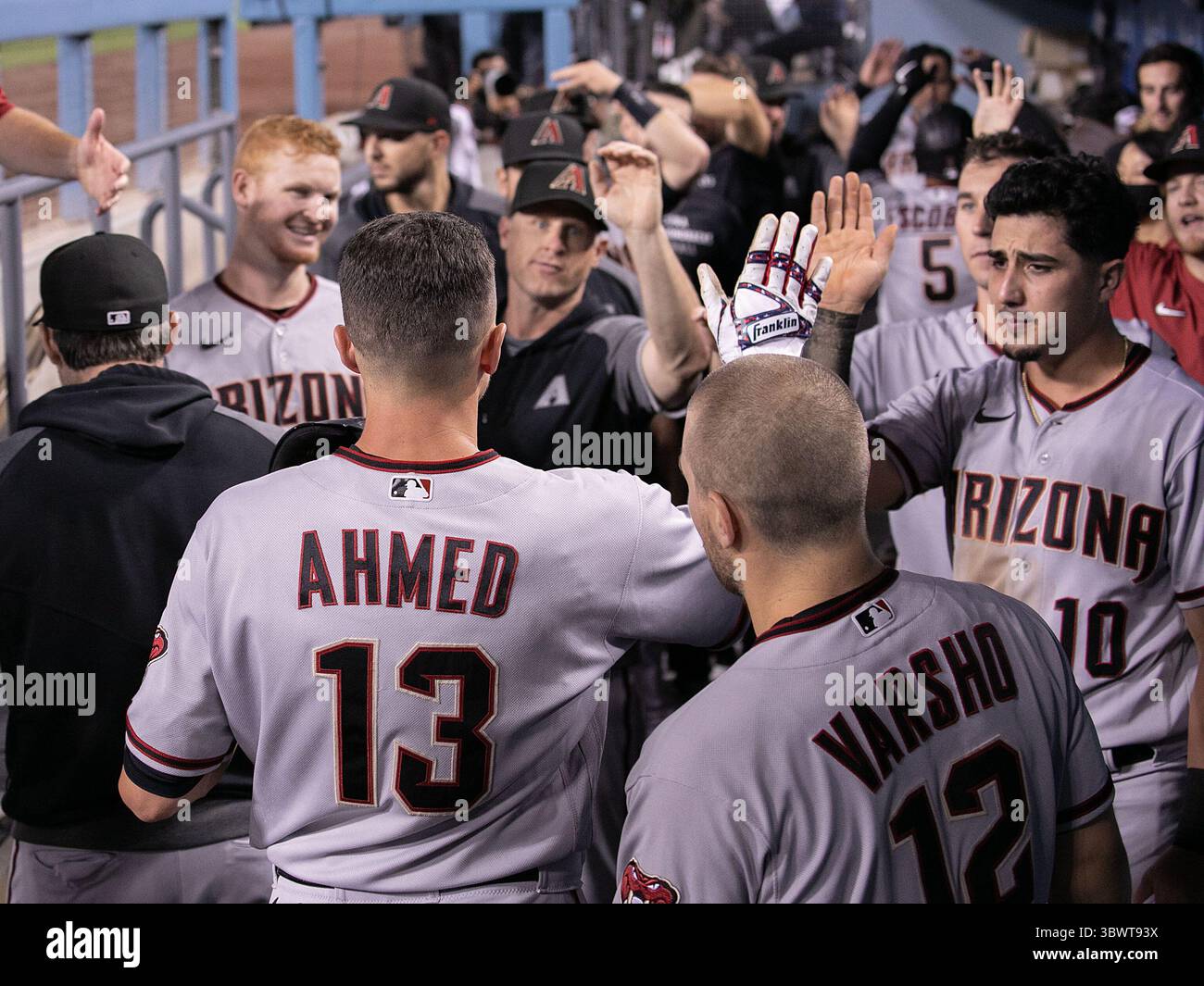 9. Juli 2021, Los Angeles, Kalifornien, USA: Nick Ahmed #13 von den Arizona Diamondbacks wird im Dugout gratuliert, nachdem er am Freitag, den 9. Juli 2021, im Dodger Stadium in Los Angeles, Kalifornien, im 5. Inning auf Platz 5 von Eduardo Escobar mit zwei Läufen gepunktet hatte. Dodgers verlieren gegen Diamondbacks, 2:5. JAVIER ROJAS/PI (Bild: © Prensa Internacional Via ZUMA Wire) Stockfoto