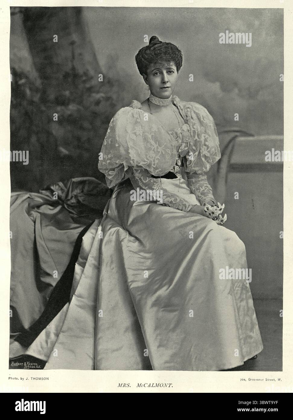 Damenmode der 1890er Jahre, Frau mit Kleid mit Puffärmeln, Perlenhalsband, viktorianischem Stil des 19. Jahrhunderts Stockfoto