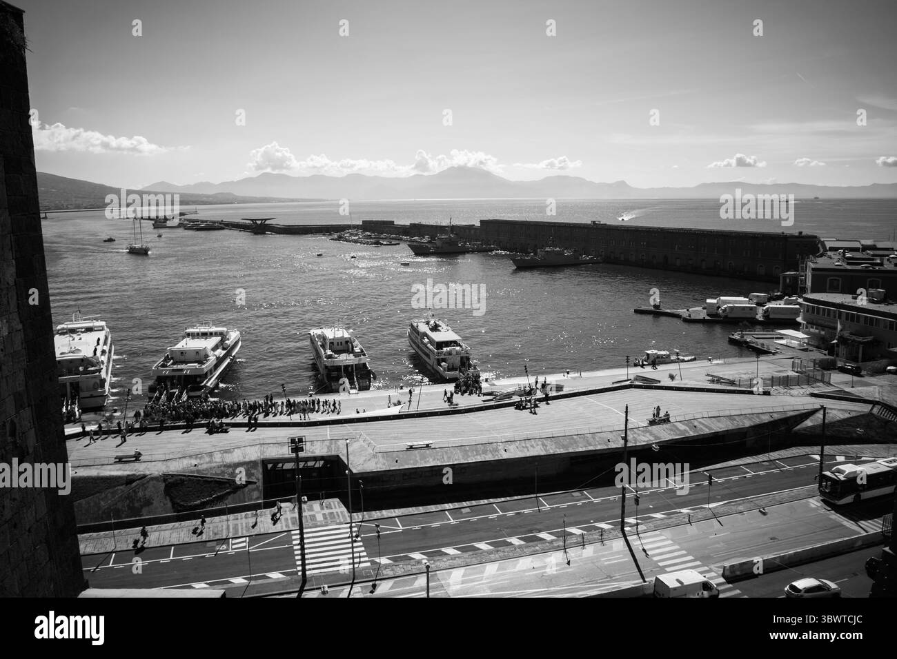 Hafenblick mit Booten und Uferpromenade in Neapel, Italien, Schwarzweiß-Stadtfoto. Stockfoto