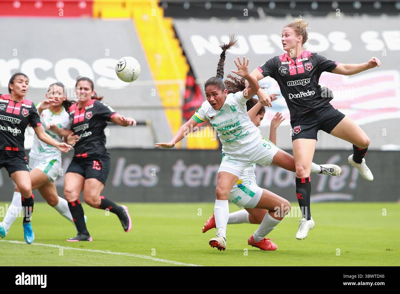 Juli 2021: 12.07.2021/ juego entre Liga Deportiva Alajuelense vs PocosÃÂ­ femenino por el torneo Unifut en el estadio Alejandro Morera Soto / Fotografia: John DurÃÂn (Kreditbild: © John Duran/La Nacion Via ZUMA Press) Stockfoto