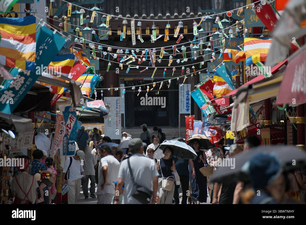 Kawasaki, Japan. Juli 2025. Am 17. Juli 2025 spazieren die Einkäufer während des Windspielmarktes „Furin-Ichi“ in den Bezirken des Kawasaki Daishi Heikenji Tempels in Kawasaki, Präfektur Kanagawa, Japan. Foto: Keizo Mori/UPI Credit: UPI/Alamy Live News Stockfoto