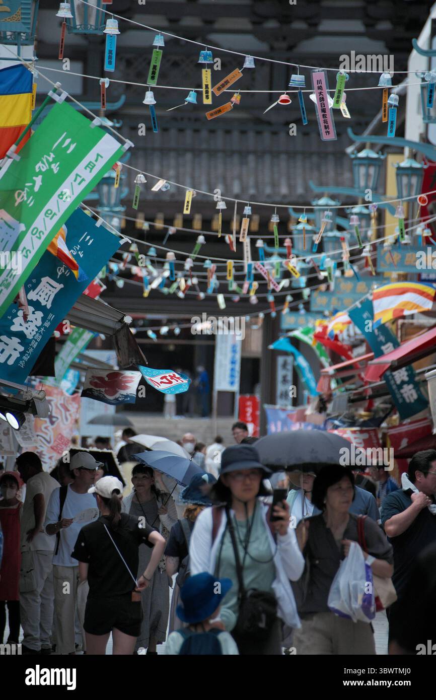 Kawasaki, Japan. Juli 2025. Am 17. Juli 2025 spazieren die Einkäufer während des Windspielmarktes „Furin-Ichi“ in den Bezirken des Kawasaki Daishi Heikenji Tempels in Kawasaki, Präfektur Kanagawa, Japan. Foto: Keizo Mori/UPI Credit: UPI/Alamy Live News Stockfoto