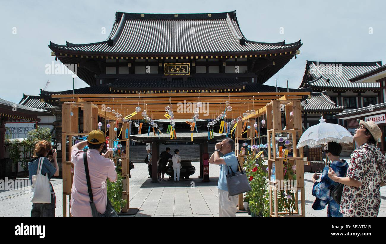 Kawasaki, Japan. Juli 2025. Am Donnerstag, den 17. Juli 2025, machen die Menschen Fotos während des Windspielmarktes „Furin-Ichi“ in den Bezirken des Kawasaki Daishi Heikenji Tempels in Kawasaki, Präfektur Kanagawa, Japan. Foto: Keizo Mori/UPI Credit: UPI/Alamy Live News Stockfoto