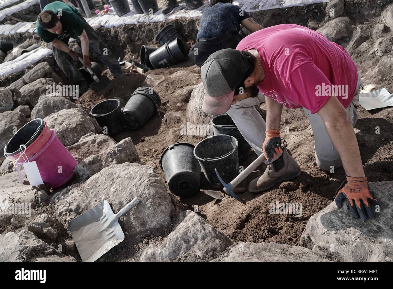 12. Juli 2021, Kiryat Gat, Israel: Archäologen und Freiwillige graben an der Stelle von Khirbet a Rai im judäischen Vorgebirge aus, die früher als die biblische philistinische Stadt Ziklag aus den Tagen König Davids identifiziert wurde, an der David auf der Flucht vor König Saul Zuflucht fand und von hier nach Hebron ging, um als König gesalbt zu werden. Eine beispiellose Proto Canaanite Inschrift auf einem Tongefäß trägt den Namen Jerubbaal, den Namen des Richters Gideon Ben Yoash aus dem Buch der Richter. Die Funde bei der Ausgrabung der Hebräischen Universität Jerusalem Stockfoto
