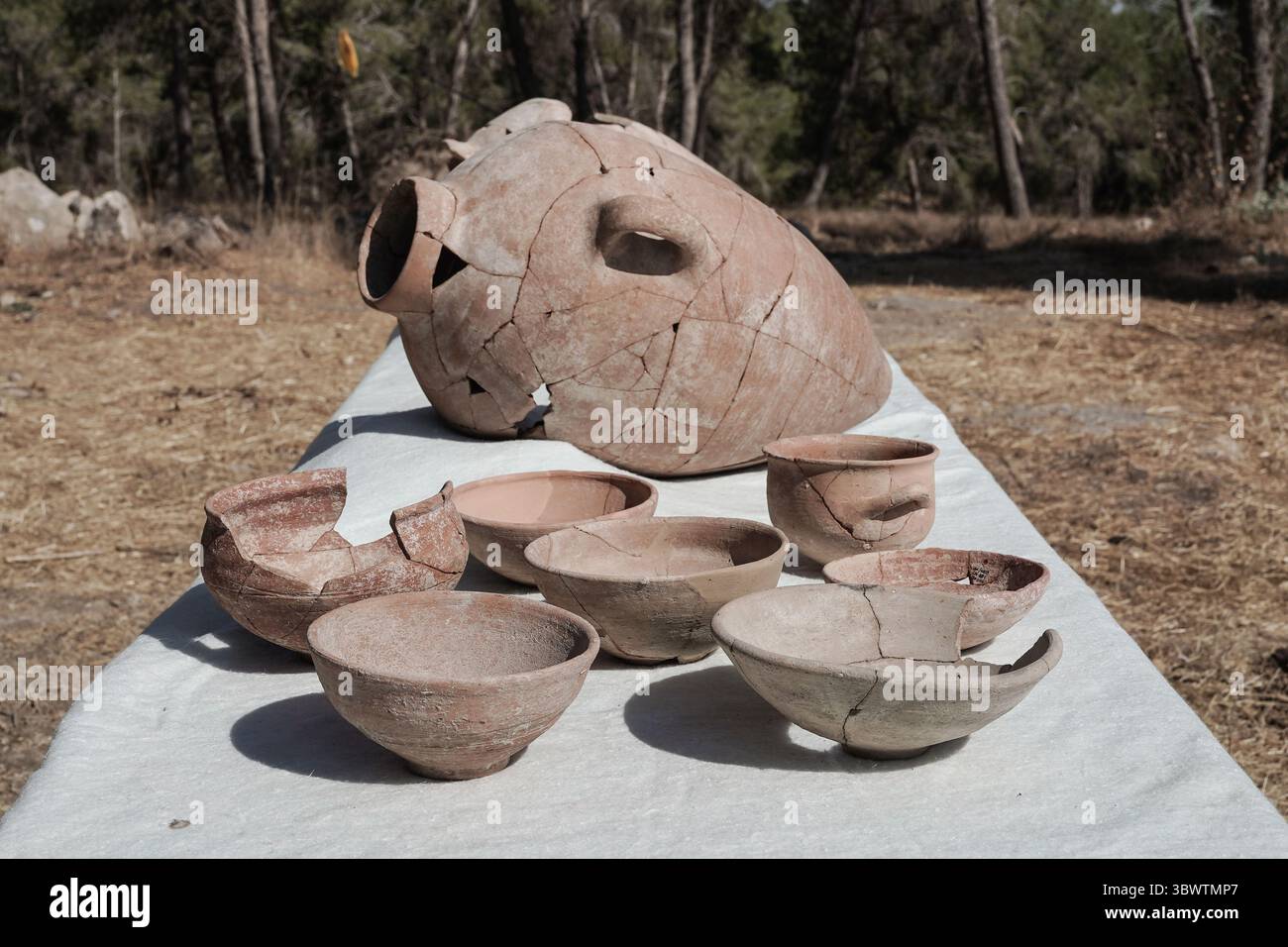 12. Juli 2021, Kiryat Gat, Israel: Artefakte, die an der Stelle von Khirbet a Rai in den judäischen Ausläufern ausgestellt wurden, die früher als die biblische philistinische Stadt Ziklag aus den Tagen von König David identifiziert wurde, dem Ort, an dem David auf der Flucht vor König Saul Zuflucht fand und von hier nach Hebron ging, um als König gesalbt zu werden. Eine beispiellose Proto Canaanite Inschrift auf einem Tongefäß trägt den Namen Jerubbaal, den Namen des Richters Gideon Ben Yoash aus dem Buch der Richter. Die Funde bei der Ausgrabung, die von der Hebräischen Universität Jerusalem, dem Israel Antiqu, durchgeführt wurde Stockfoto