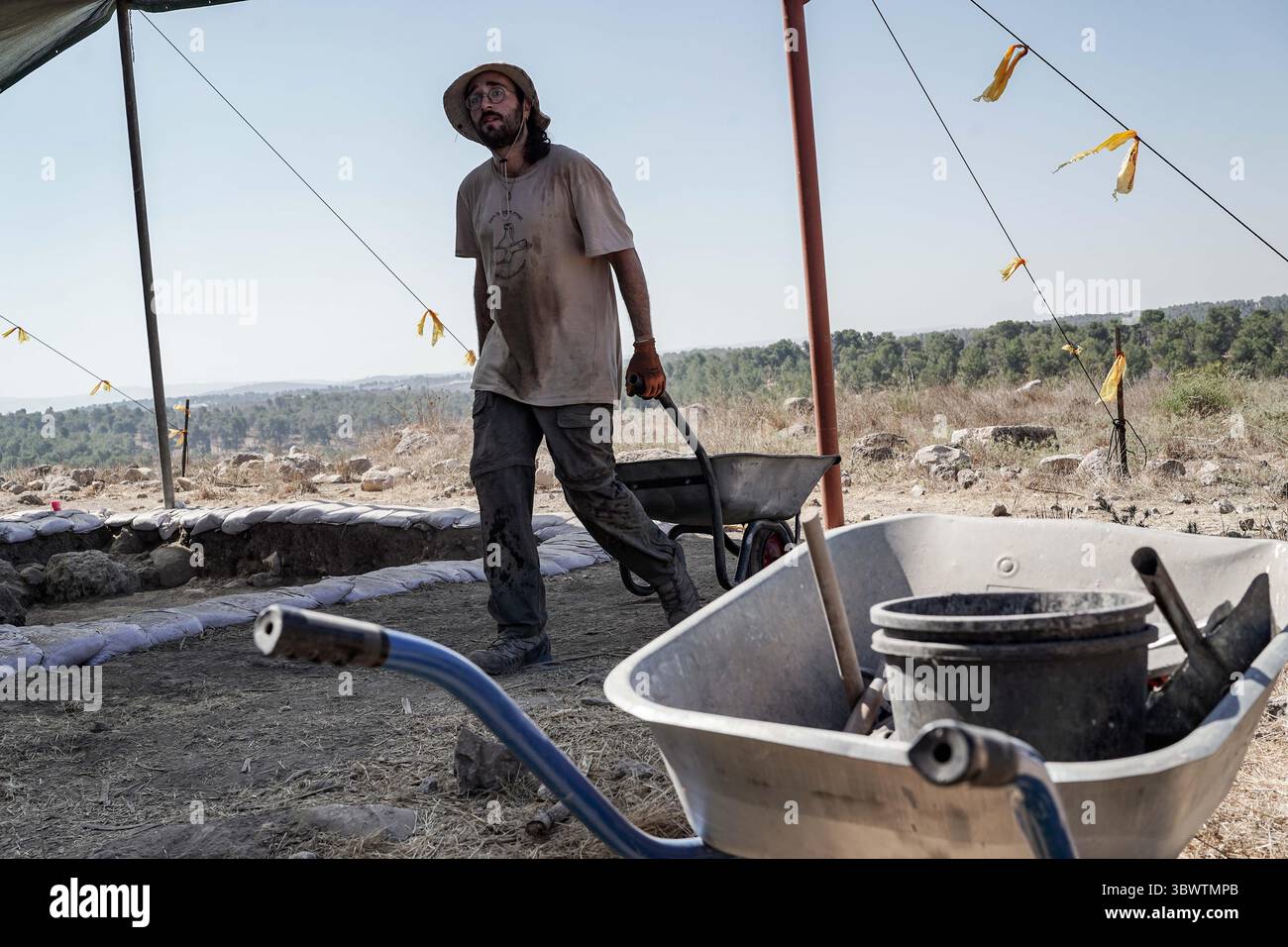 12. Juli 2021, Kiryat Gat, Israel: Archäologen und Freiwillige graben an der Stelle von Khirbet a Rai im judäischen Vorgebirge aus, die früher als die biblische philistinische Stadt Ziklag aus den Tagen König Davids identifiziert wurde, an der David auf der Flucht vor König Saul Zuflucht fand und von hier nach Hebron ging, um als König gesalbt zu werden. Eine beispiellose Proto Canaanite Inschrift auf einem Tongefäß trägt den Namen Jerubbaal, den Namen des Richters Gideon Ben Yoash aus dem Buch der Richter. Die Funde bei der Ausgrabung der Hebräischen Universität Jerusalem Stockfoto