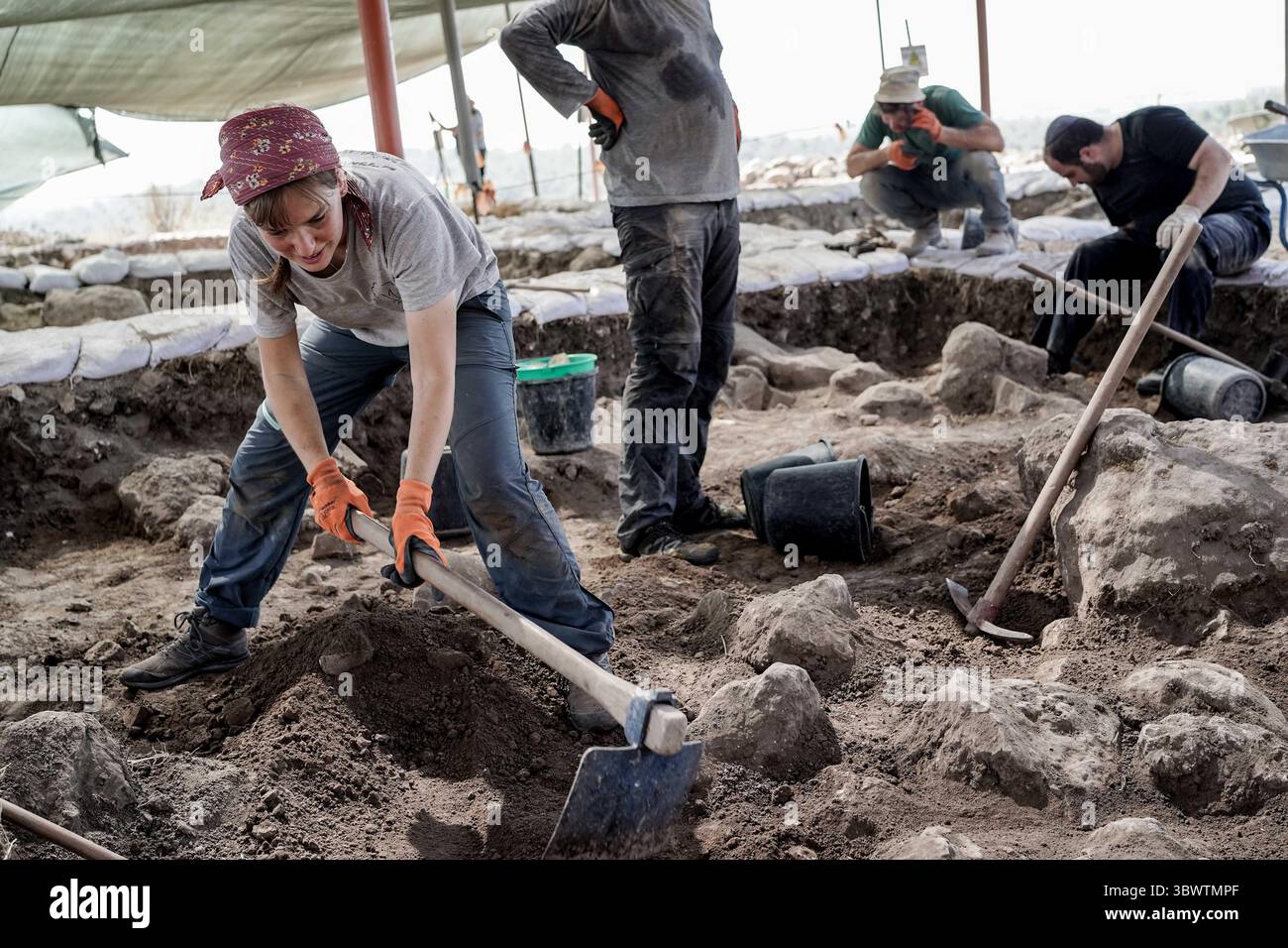 12. Juli 2021, Kiryat Gat, Israel: Archäologen und Freiwillige graben an der Stelle von Khirbet a Rai im judäischen Vorgebirge aus, die früher als die biblische philistinische Stadt Ziklag aus den Tagen König Davids identifiziert wurde, an der David auf der Flucht vor König Saul Zuflucht fand und von hier nach Hebron ging, um als König gesalbt zu werden. Eine beispiellose Proto Canaanite Inschrift auf einem Tongefäß trägt den Namen Jerubbaal, den Namen des Richters Gideon Ben Yoash aus dem Buch der Richter. Die Funde bei der Ausgrabung der Hebräischen Universität Jerusalem Stockfoto