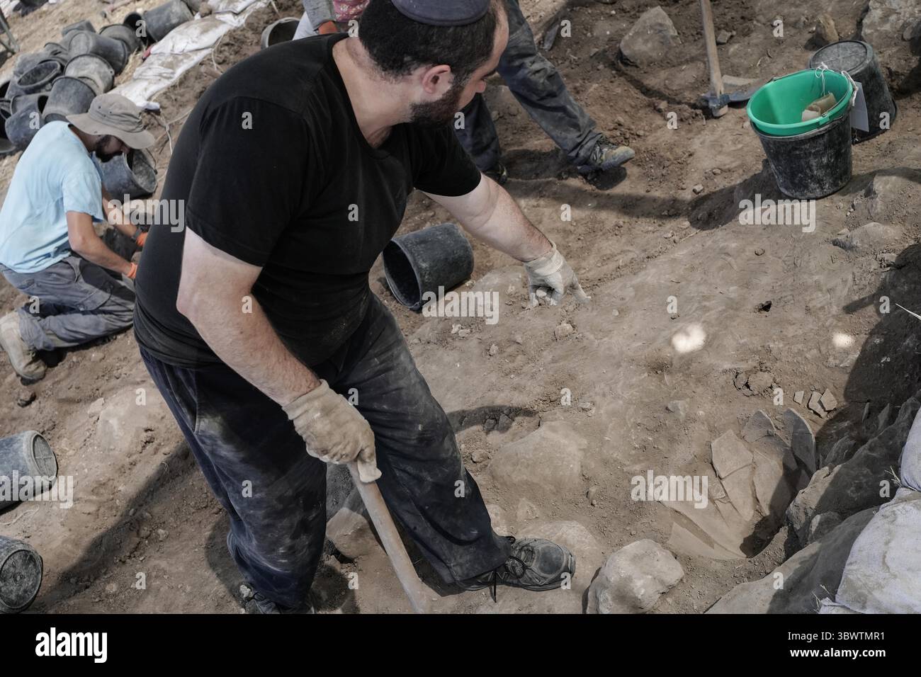 12. Juli 2021, Kiryat Gat, Israel: Archäologen und Freiwillige graben an der Stelle von Khirbet a Rai im judäischen Vorgebirge aus, die früher als die biblische philistinische Stadt Ziklag aus den Tagen König Davids identifiziert wurde, an der David auf der Flucht vor König Saul Zuflucht fand und von hier nach Hebron ging, um als König gesalbt zu werden. Eine beispiellose Proto Canaanite Inschrift auf einem Tongefäß trägt den Namen Jerubbaal, den Namen des Richters Gideon Ben Yoash aus dem Buch der Richter. Die Funde bei der Ausgrabung der Hebräischen Universität Jerusalem Stockfoto