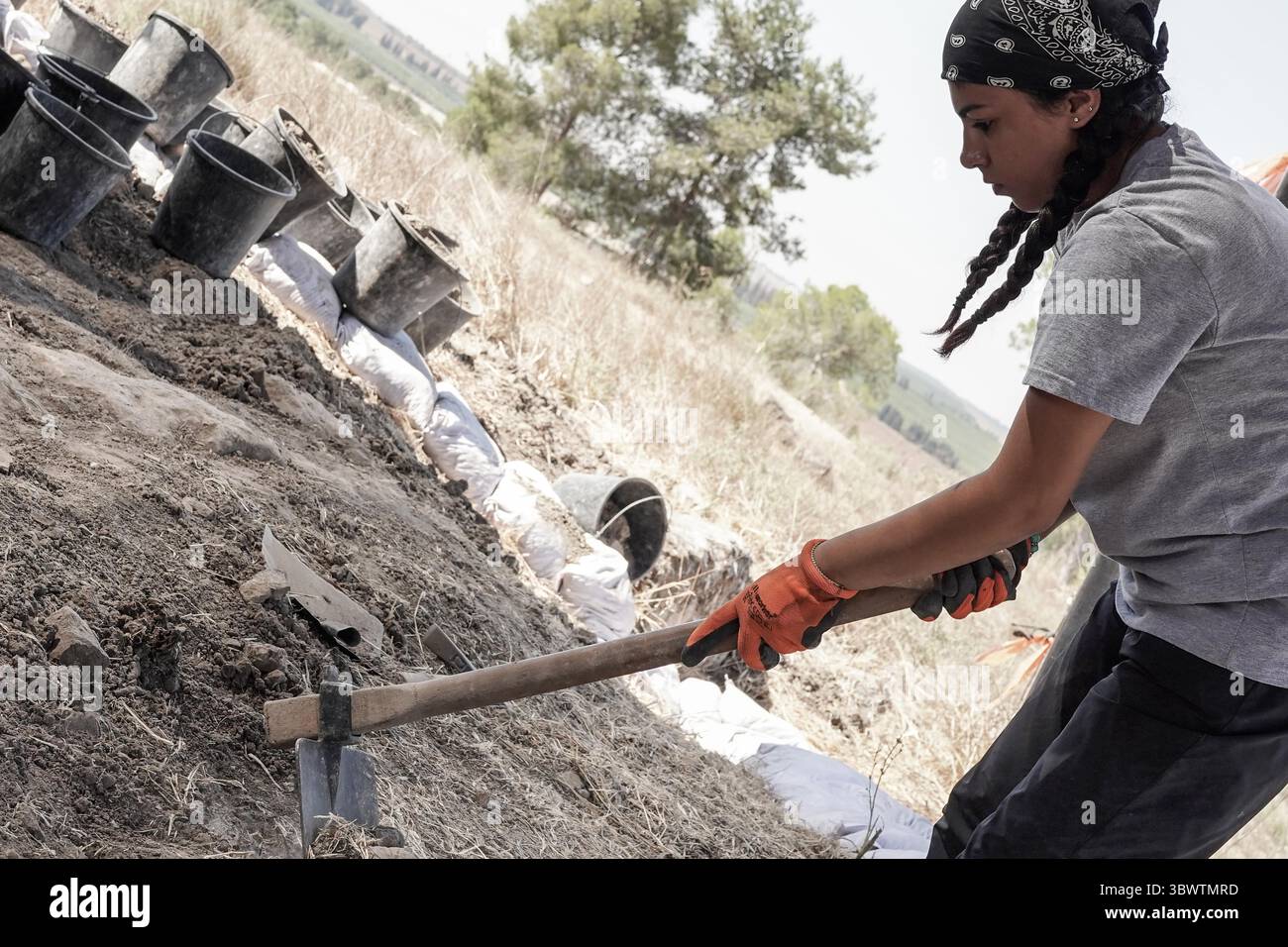 12. Juli 2021, Kiryat Gat, Israel: Archäologen und Freiwillige graben an der Stelle von Khirbet a Rai im judäischen Vorgebirge aus, die früher als die biblische philistinische Stadt Ziklag aus den Tagen König Davids identifiziert wurde, an der David auf der Flucht vor König Saul Zuflucht fand und von hier nach Hebron ging, um als König gesalbt zu werden. Eine beispiellose Proto Canaanite Inschrift auf einem Tongefäß trägt den Namen Jerubbaal, den Namen des Richters Gideon Ben Yoash aus dem Buch der Richter. Die Funde bei der Ausgrabung der Hebräischen Universität Jerusalem Stockfoto