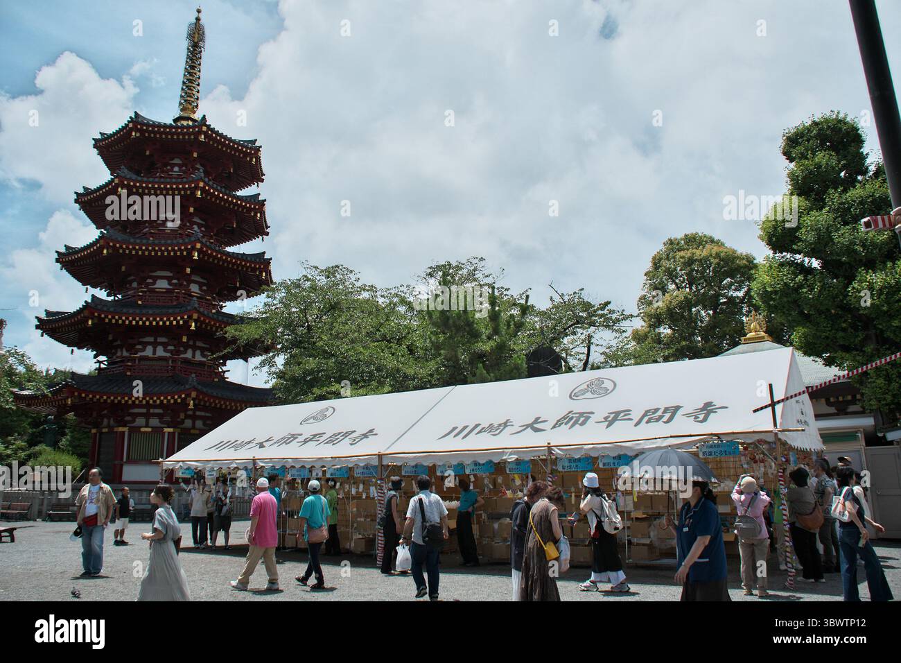 Kawasaki, Japan. Juli 2025. Am 17. Juli 2025 spazieren die Einkäufer während des Windspielmarktes „Furin-Ichi“ in den Bezirken des Kawasaki Daishi Heikenji Tempels in Kawasaki, Präfektur Kanagawa, Japan. Foto: Keizo Mori/UPI Credit: UPI/Alamy Live News Stockfoto